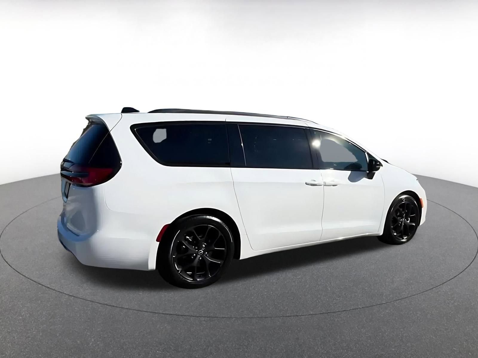 Thumbnail: 2025 Chrysler Pacifica - 15