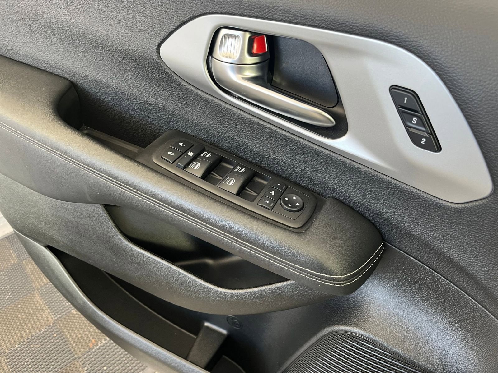 Thumbnail: 2025 Chrysler Pacifica - 18