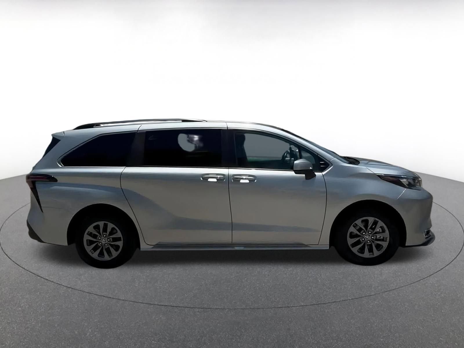 Thumbnail: 2024 Toyota Sienna - 16