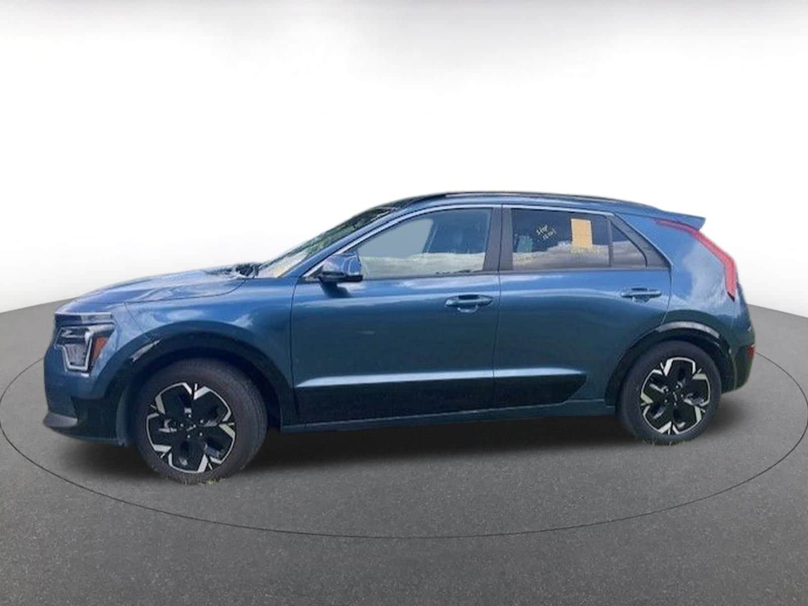 Thumbnail: 2023 Kia Niro - 4
