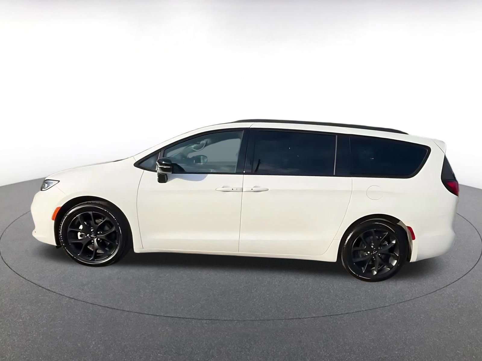 Thumbnail: 2025 Chrysler Pacifica - 9