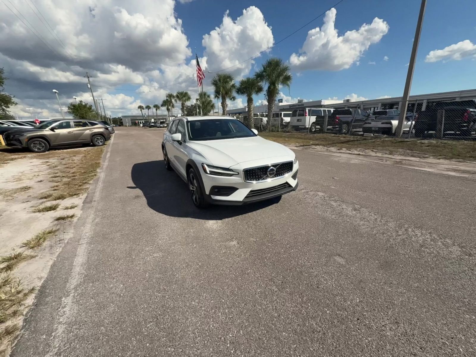 Thumbnail: 2025 Volvo S60 - 16