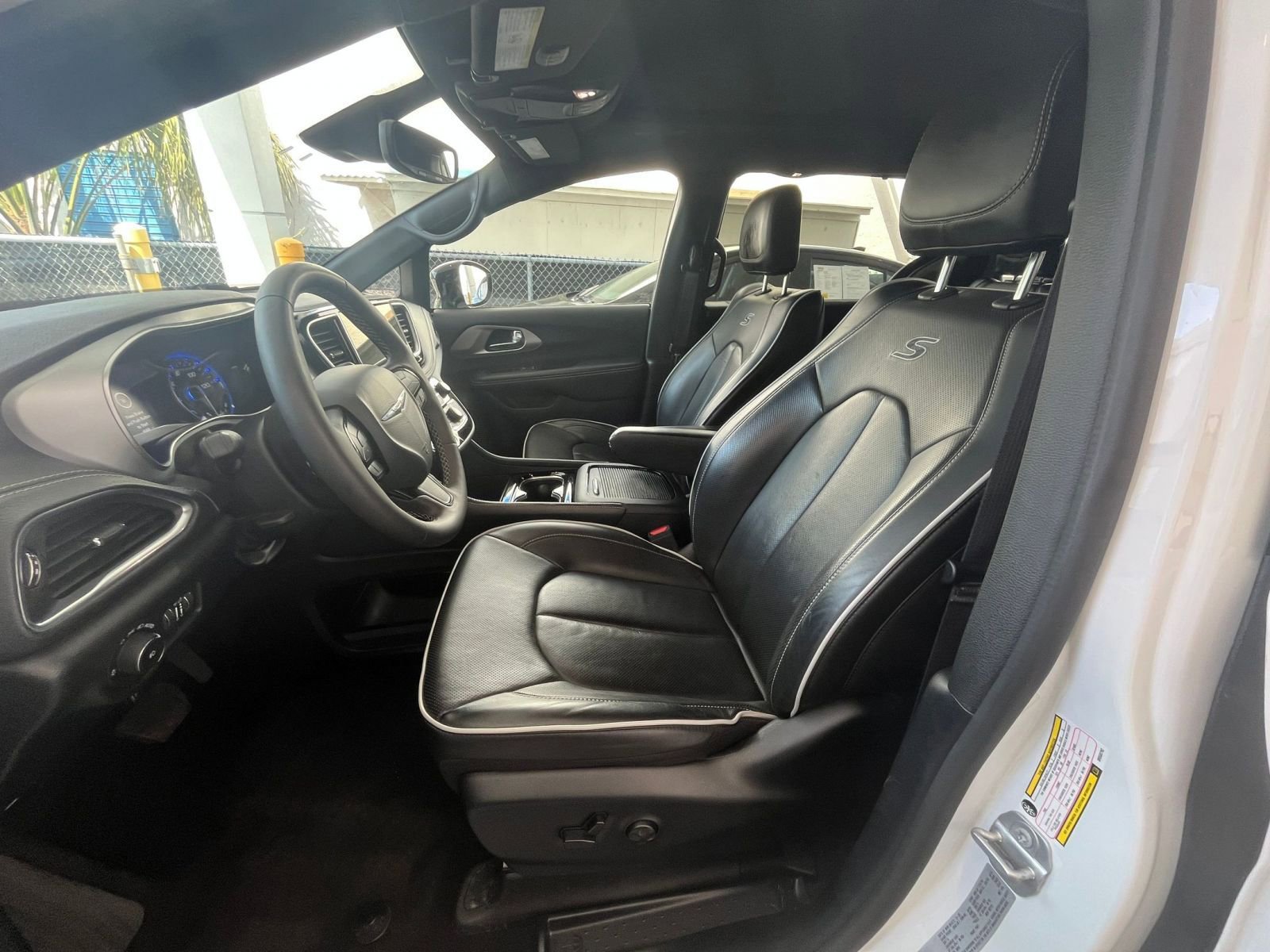 Thumbnail: 2025 Chrysler Pacifica - 30