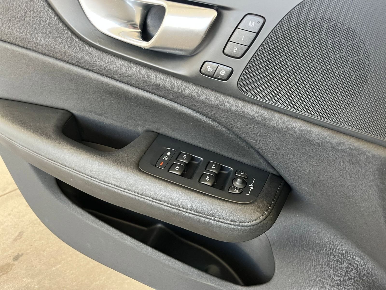 Thumbnail: 2025 Volvo S60 - 20