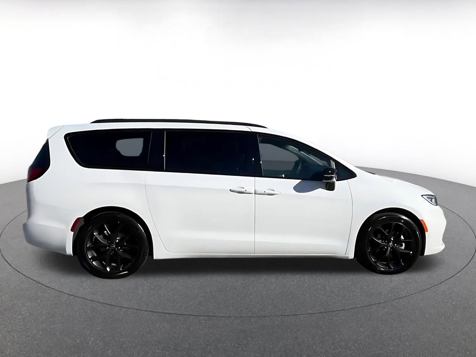 Thumbnail: 2025 Chrysler Pacifica - 16