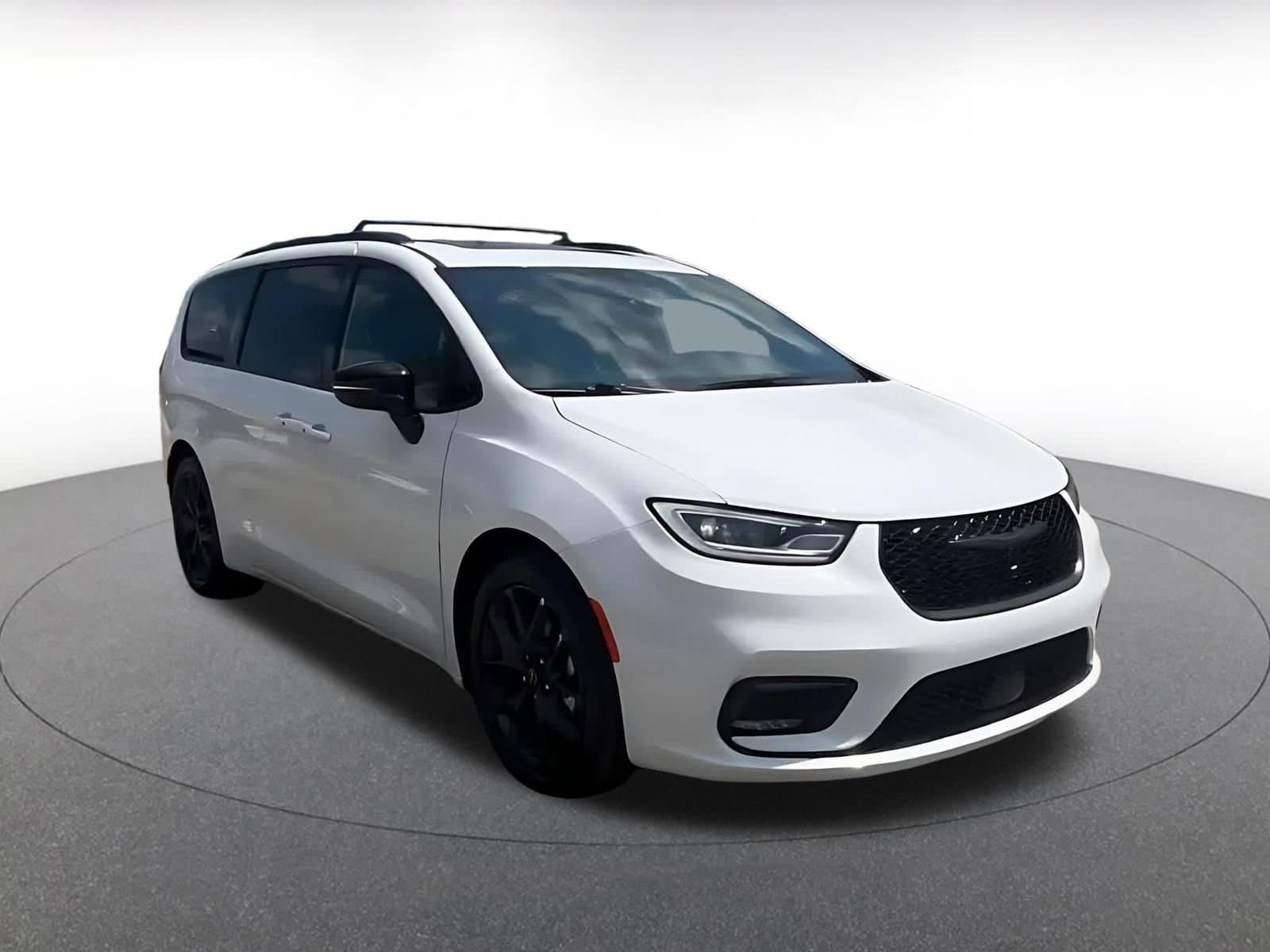 Thumbnail: 2025 Chrysler Pacifica - 3