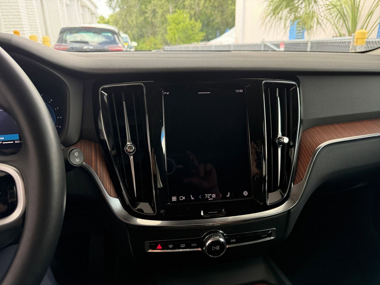 Thumbnail: 2025 Volvo S60 - 18