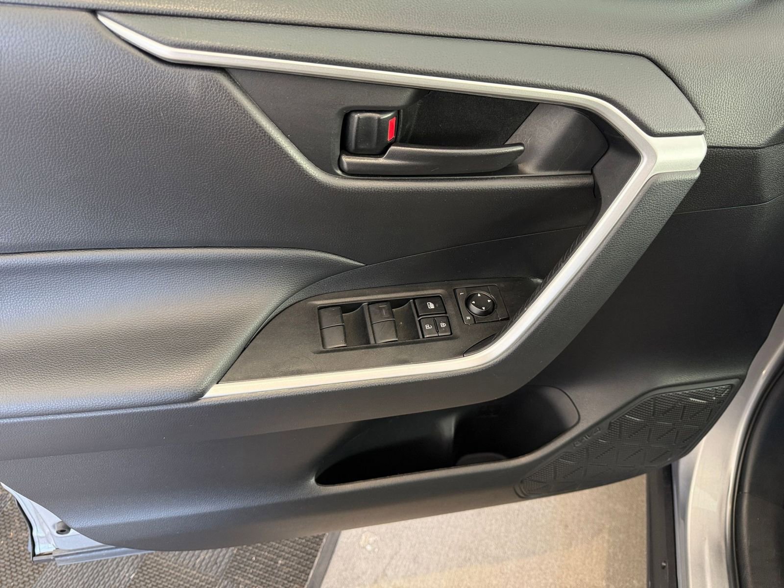 Thumbnail: 2025 Toyota RAV4 - 20