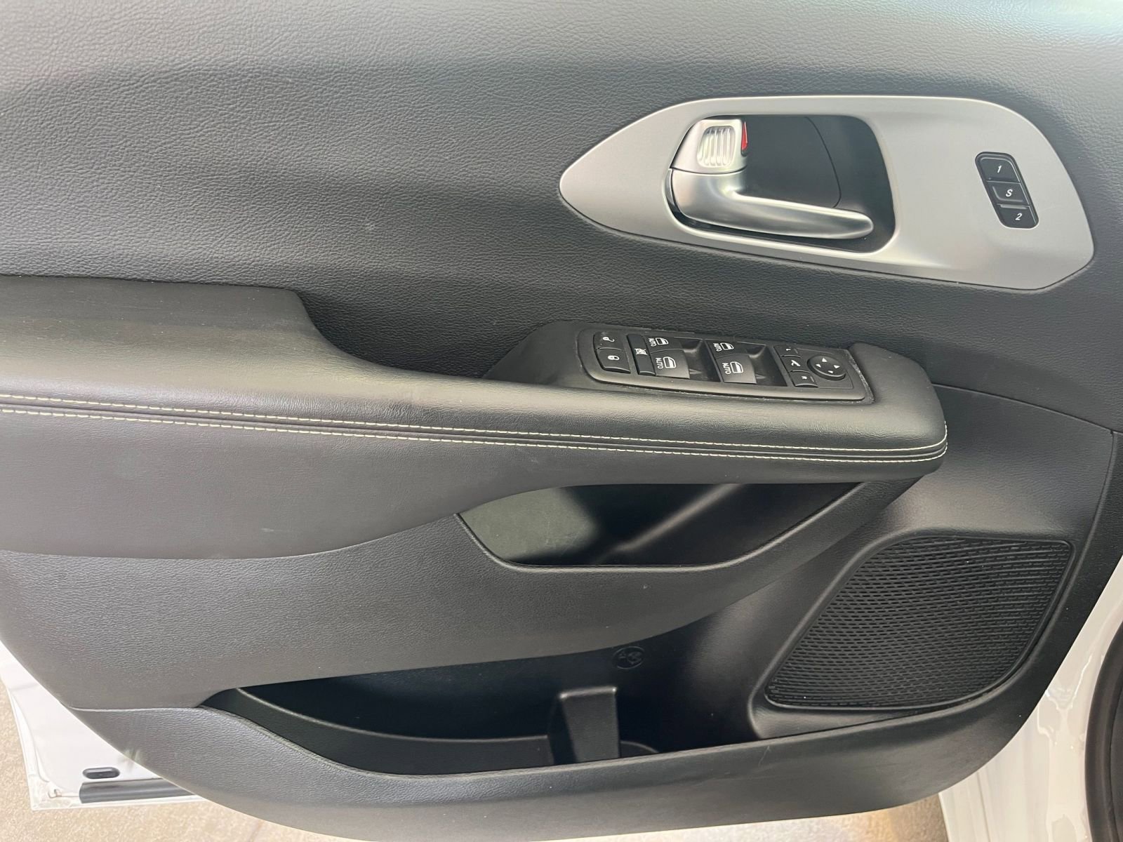 Thumbnail: 2025 Chrysler Pacifica - 18