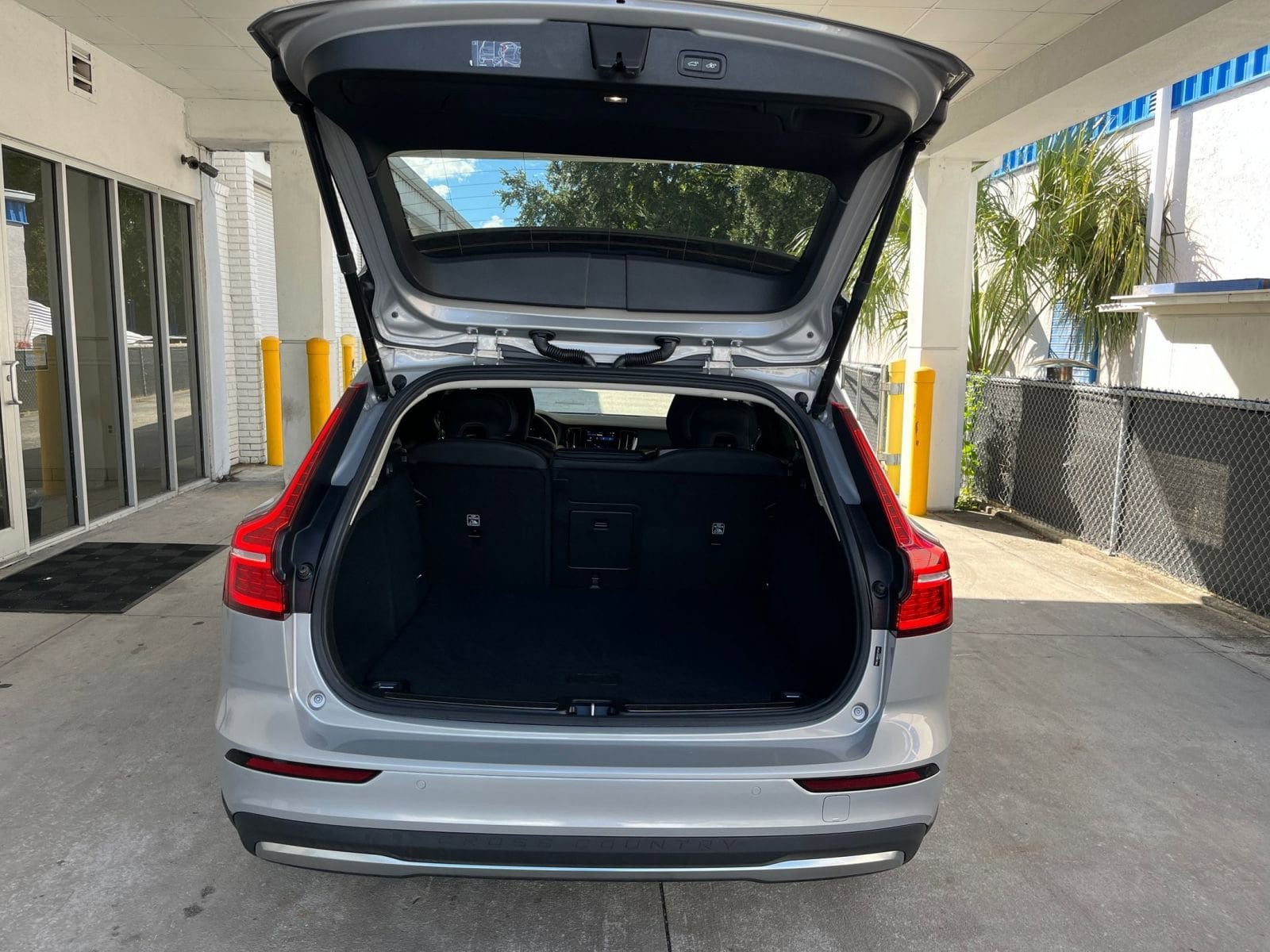 Thumbnail: 2025 Volvo S60 - 31