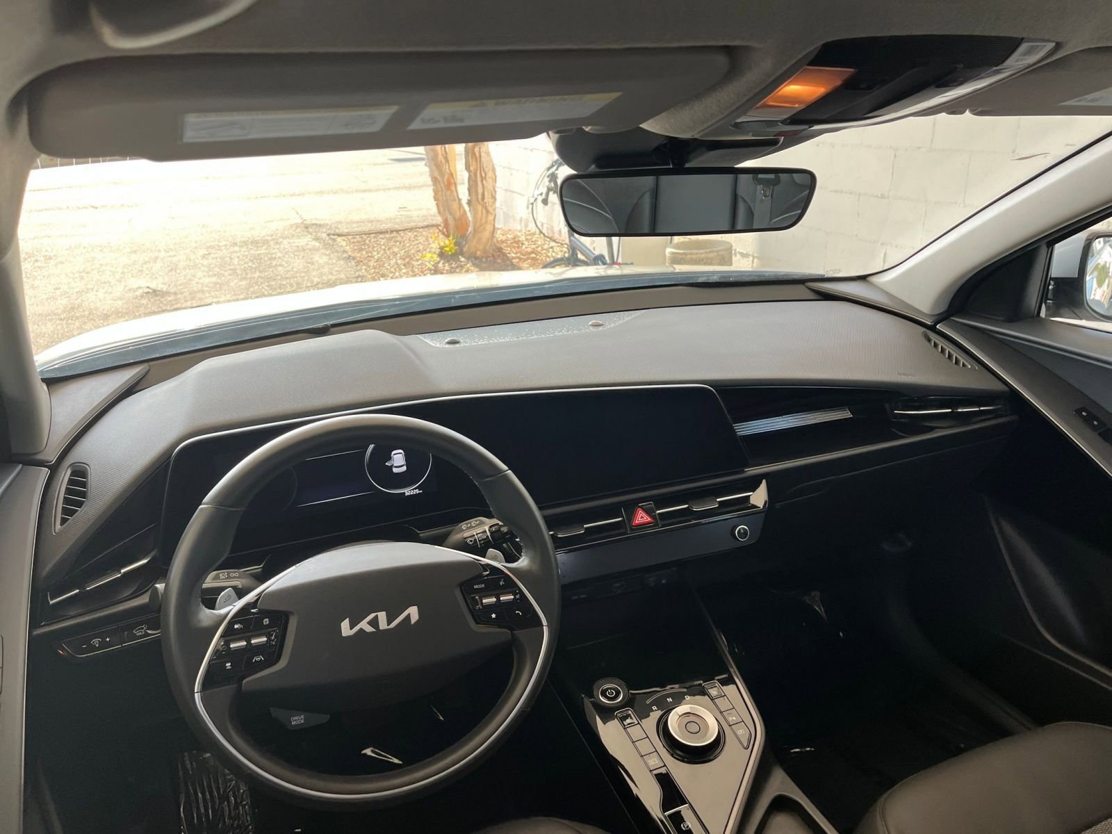 Thumbnail: 2023 Kia Niro - 32
