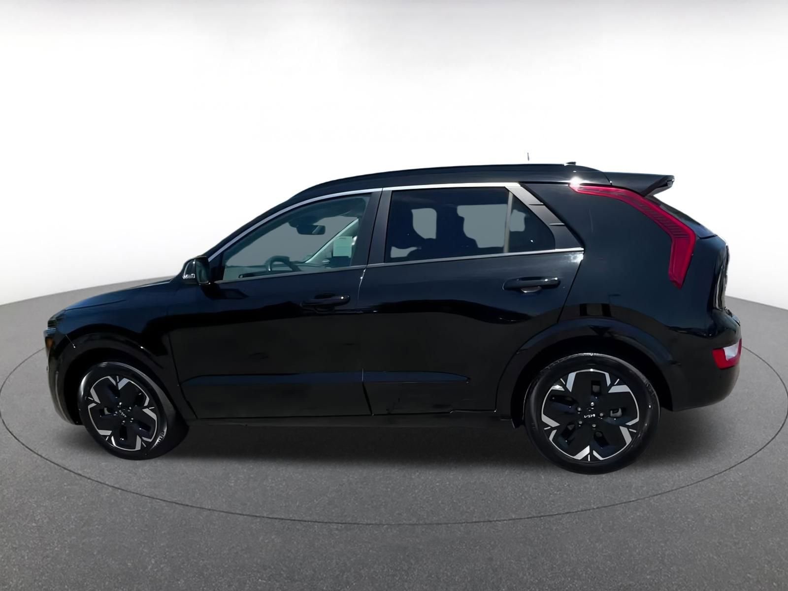 Thumbnail: 2023 Kia Niro - 7
