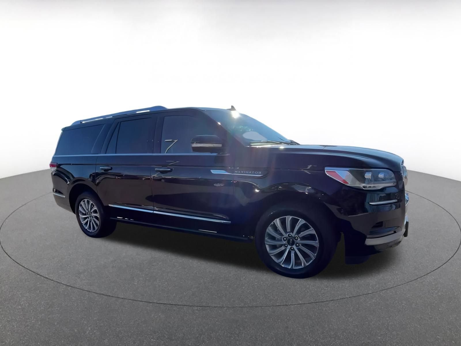 Thumbnail: 2024 Lincoln Navigator L - 2