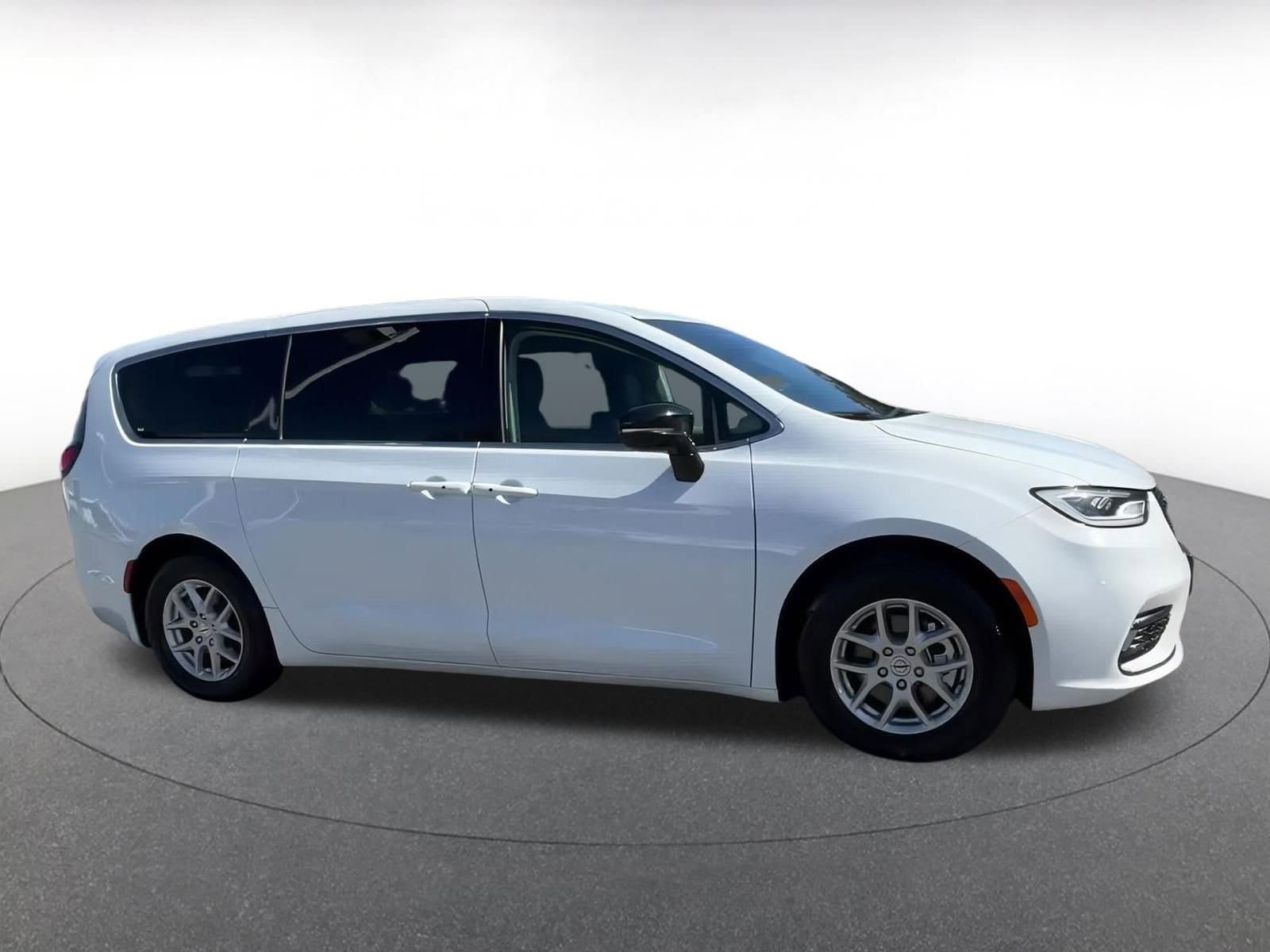 2024 Chrysler Pacifica Touring L 13
