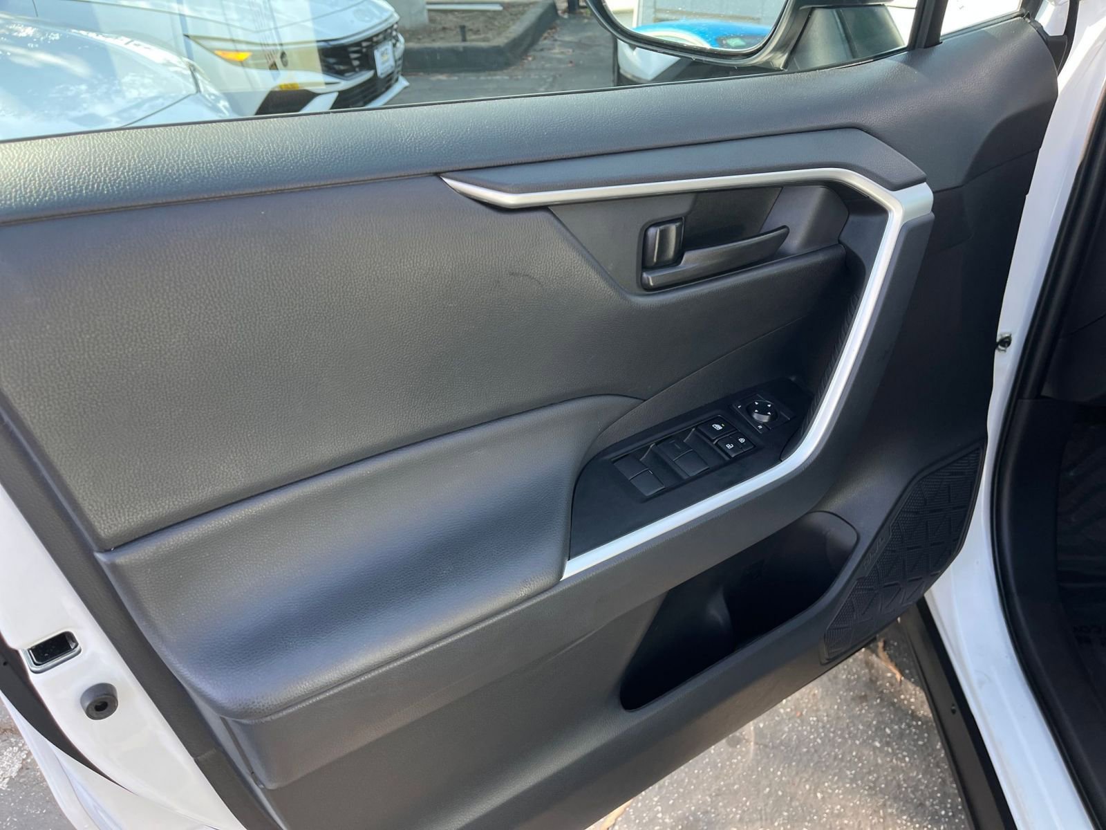 Thumbnail: 2025 Toyota RAV4 - 20