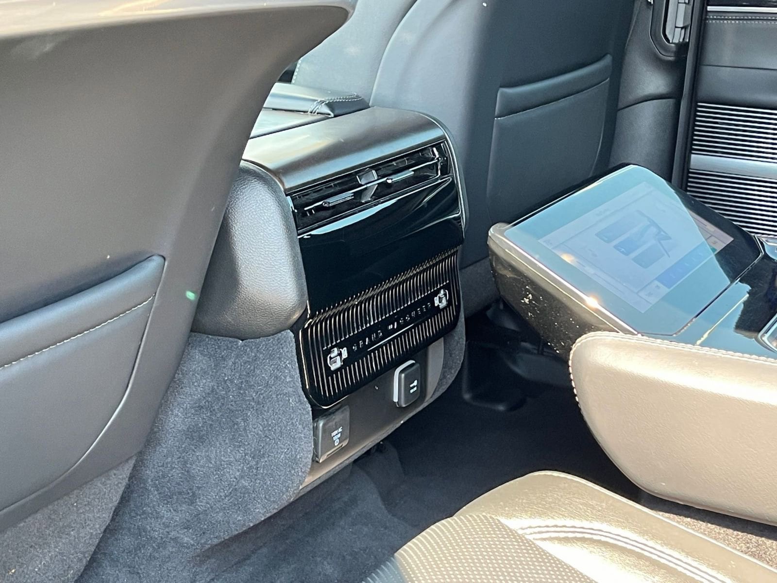 Thumbnail: 2023 Jeep Grand Wagoneer - 20