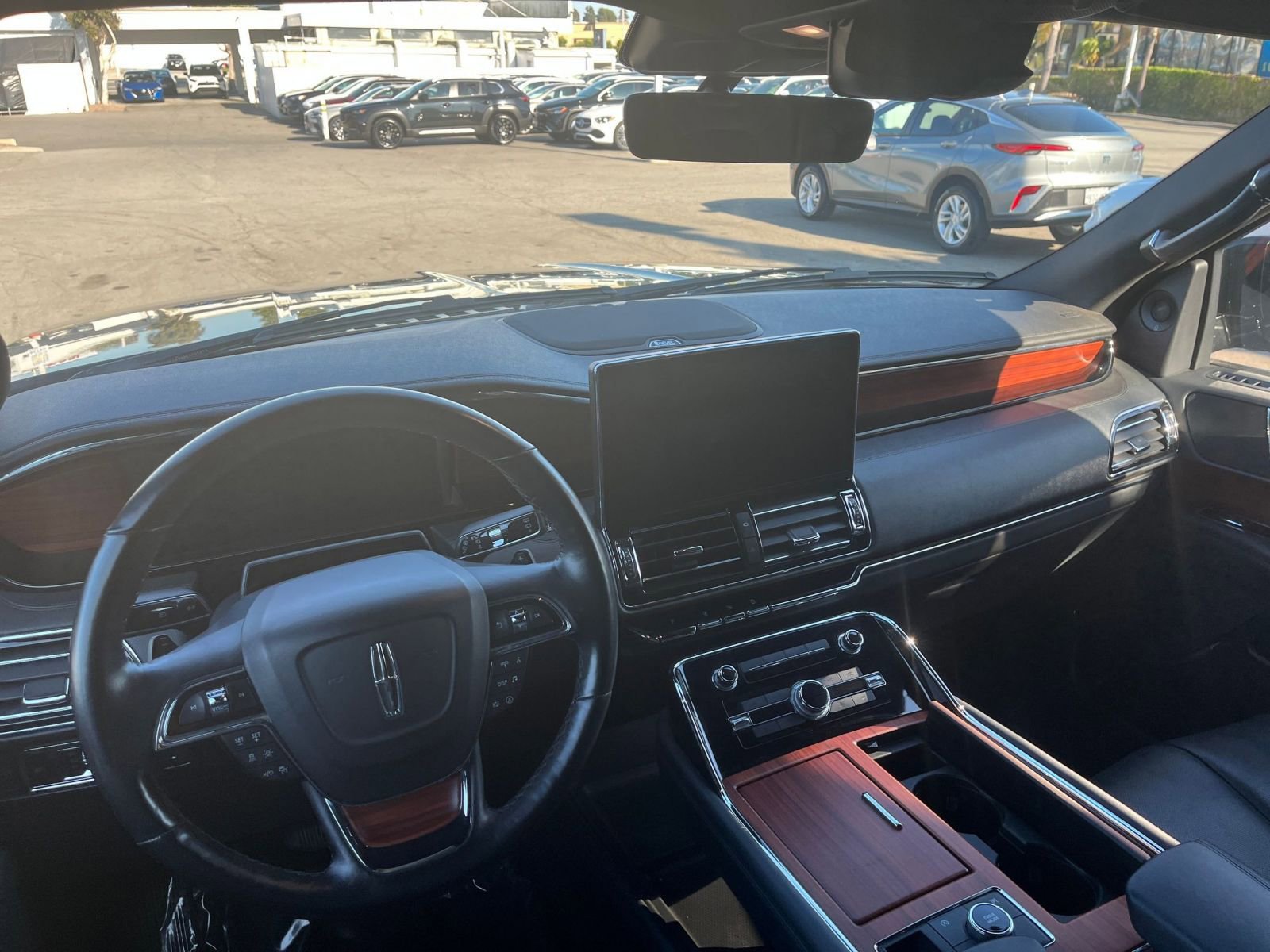 Thumbnail: 2024 Lincoln Navigator L - 33