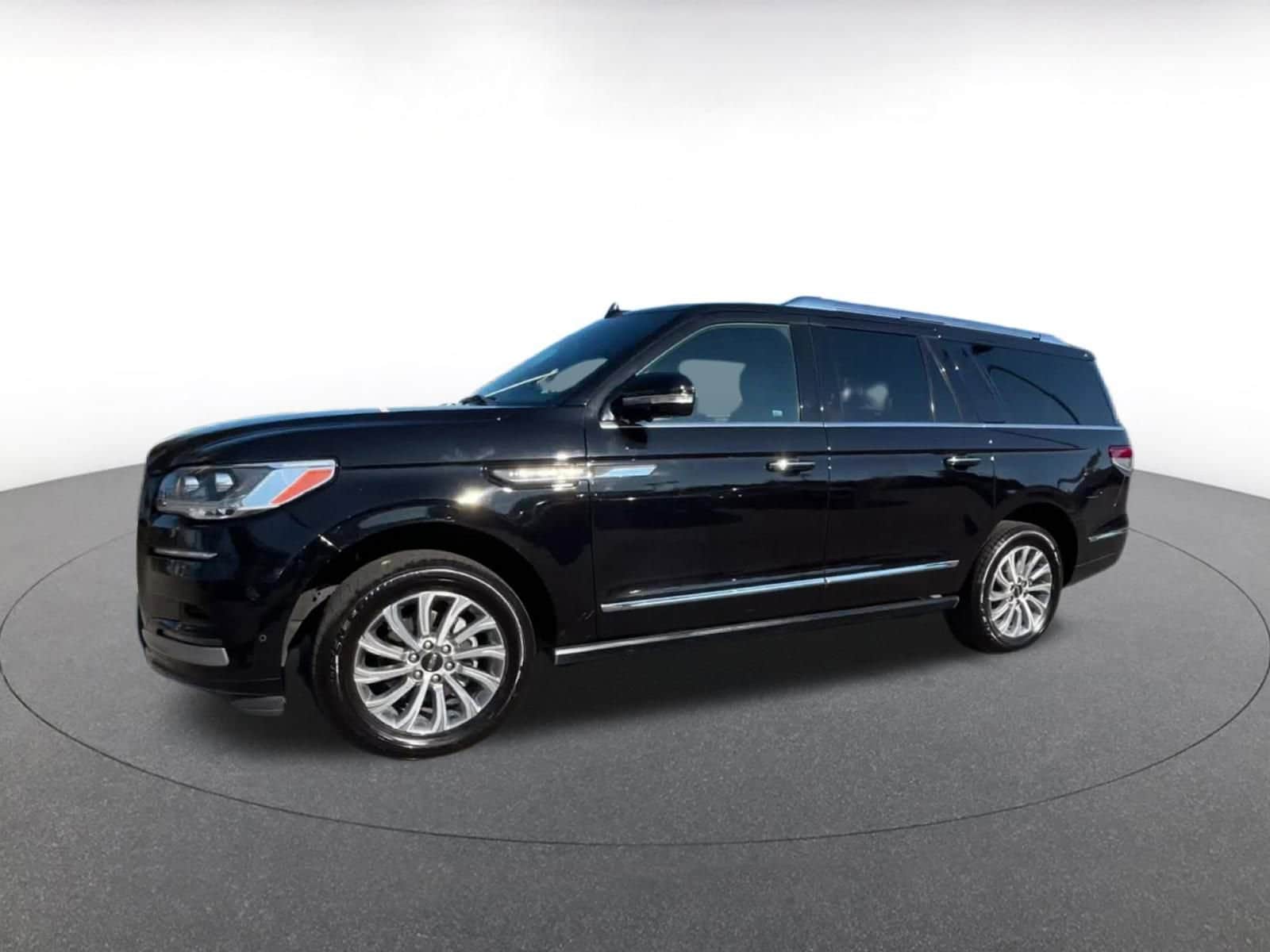 Thumbnail: 2024 Lincoln Navigator L - 8