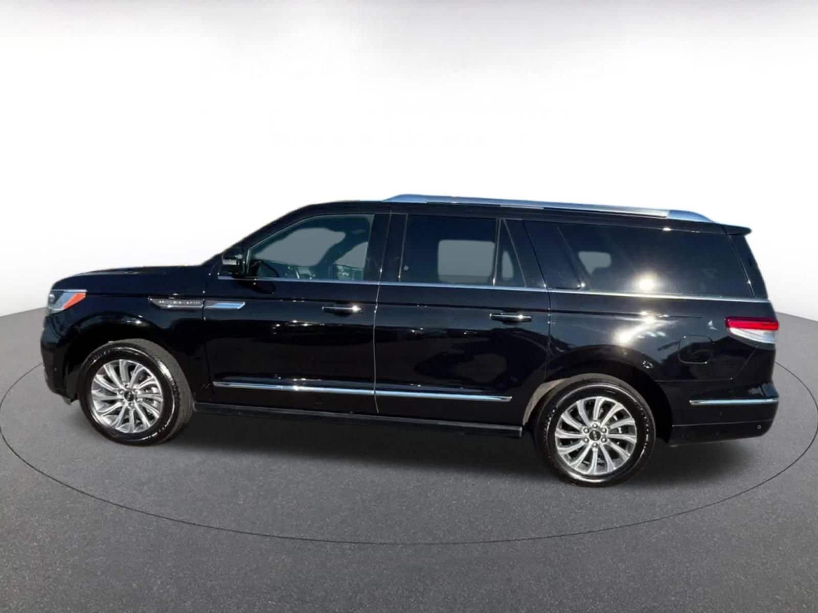 Thumbnail: 2024 Lincoln Navigator L - 9