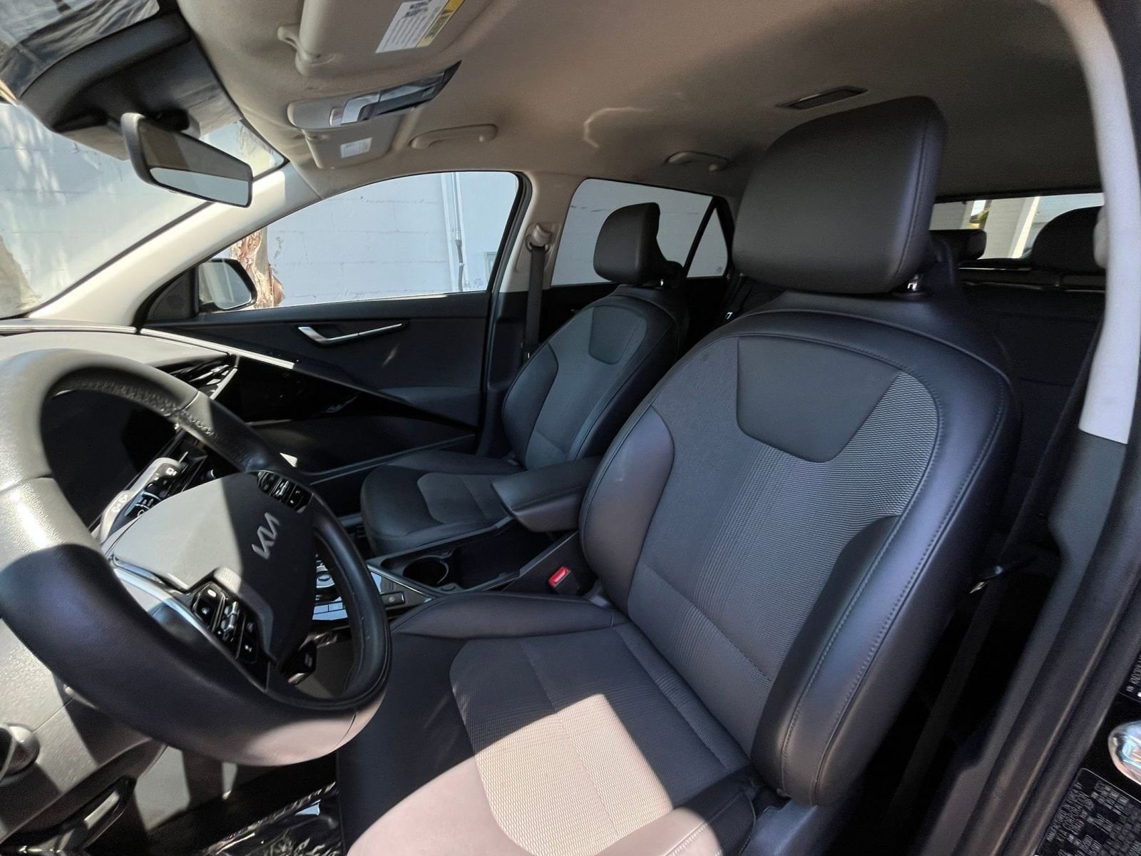 Thumbnail: 2023 Kia Niro - 35