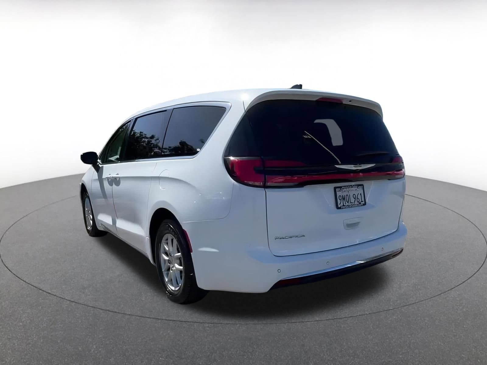 2024 Chrysler Pacifica Touring L 8