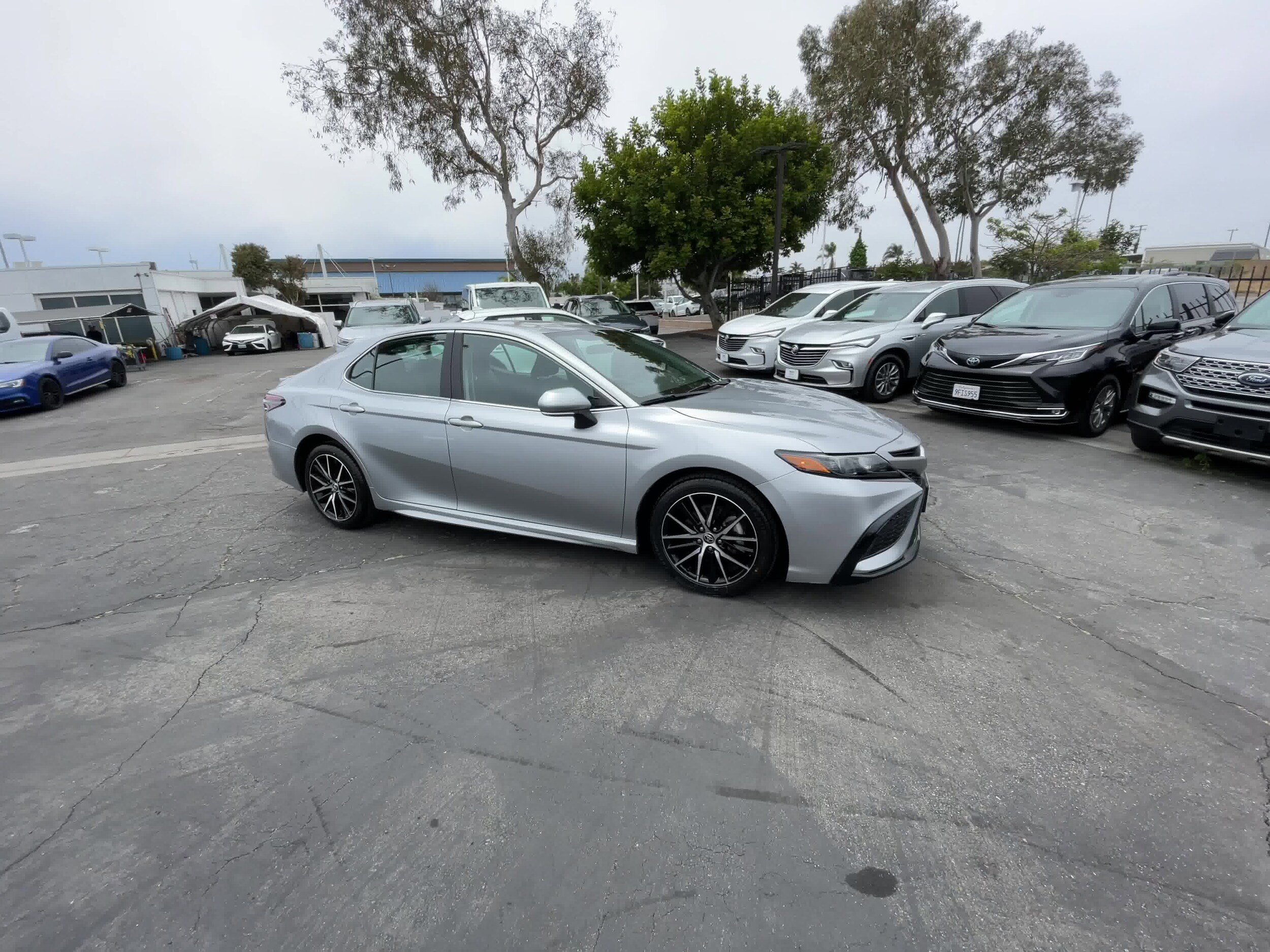 2023 Toyota Camry SE 2