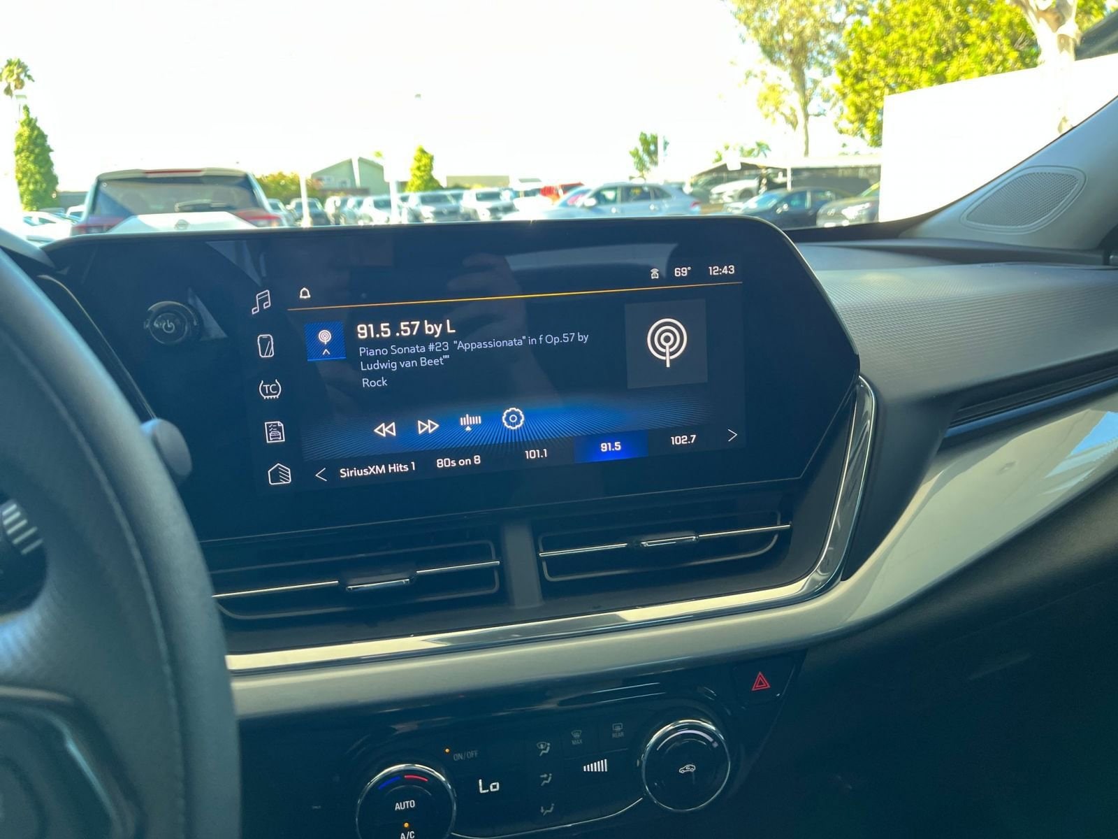 Thumbnail: 2025 Chevrolet Trax - 21