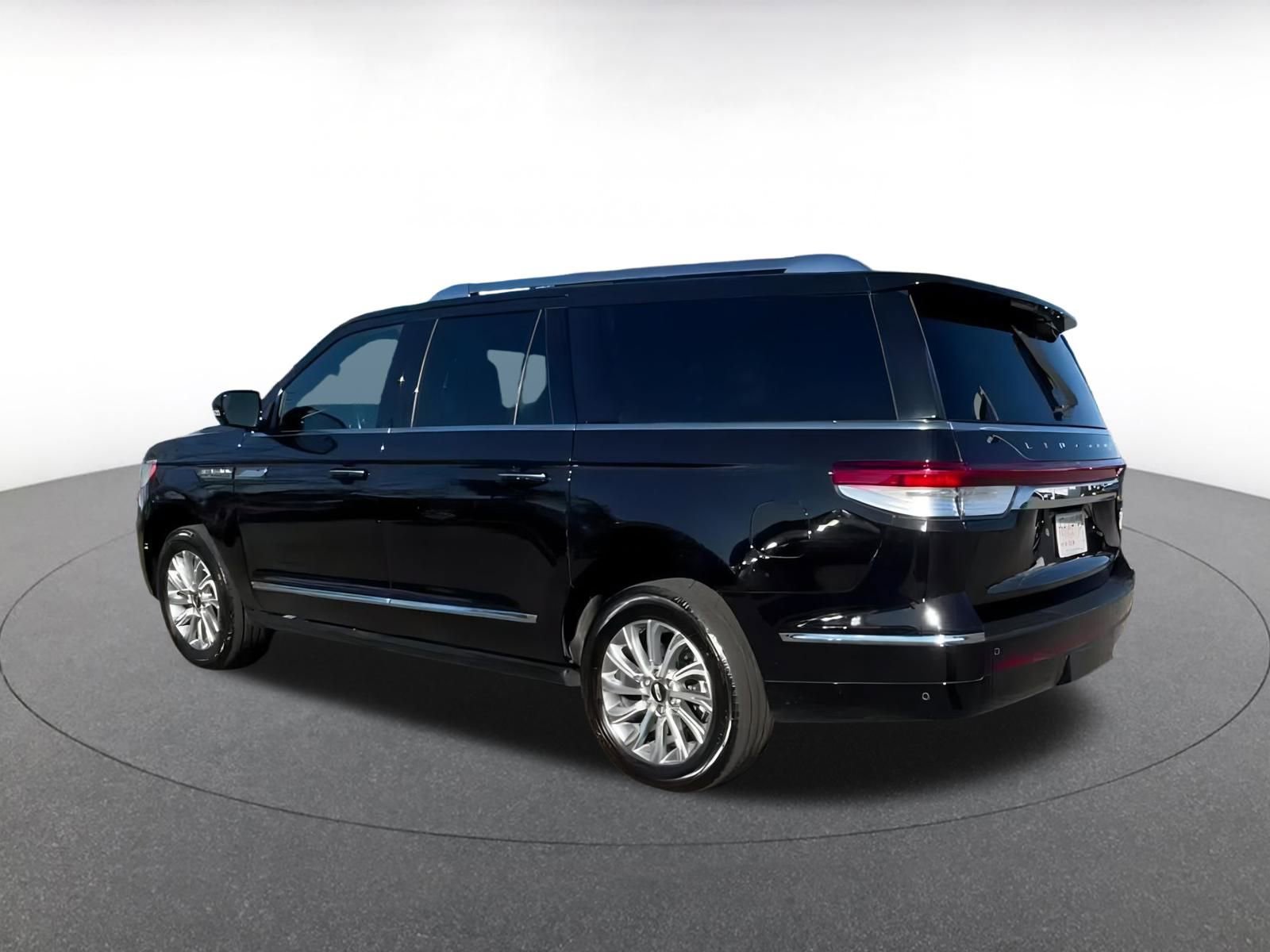 Thumbnail: 2024 Lincoln Navigator L - 10