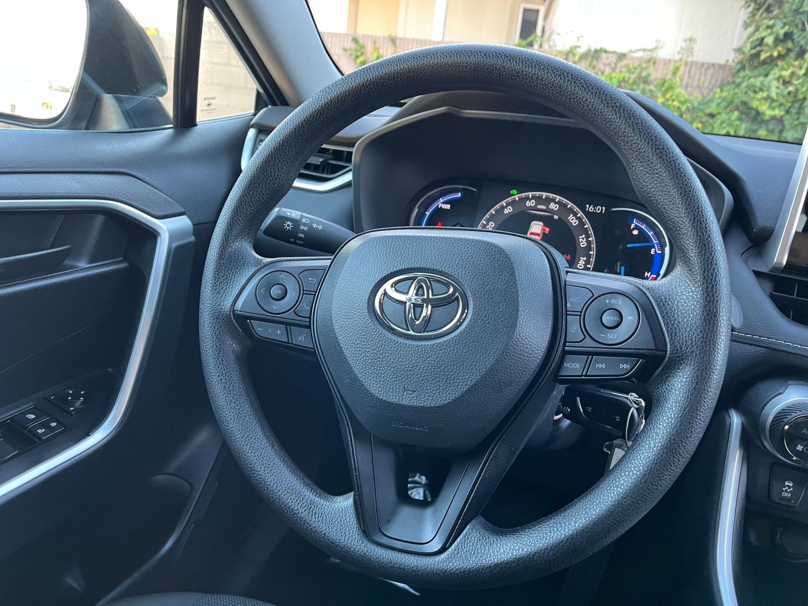 Thumbnail: 2025 Toyota RAV4 - 28