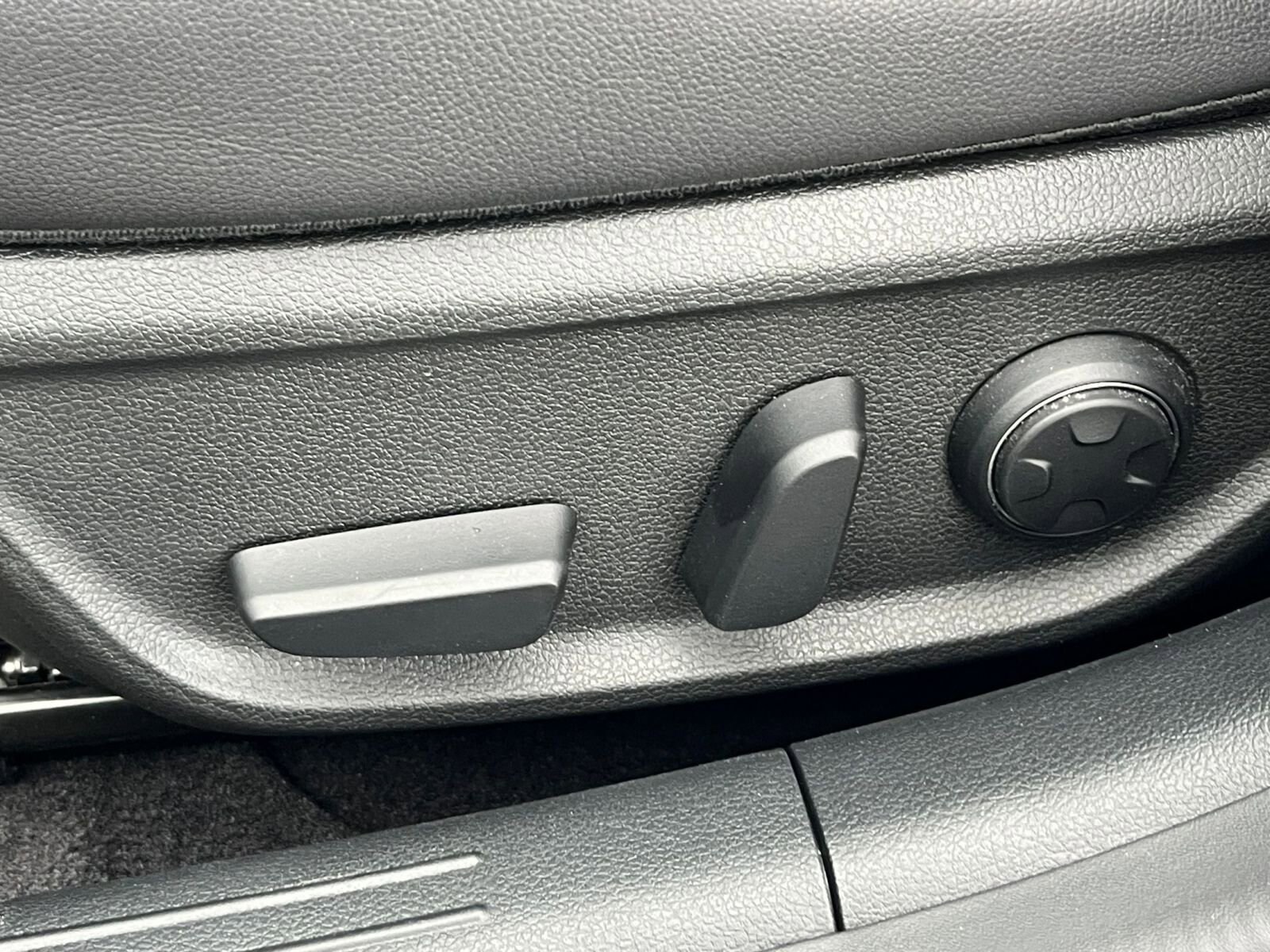 Thumbnail: 2025 Genesis G70 - 23