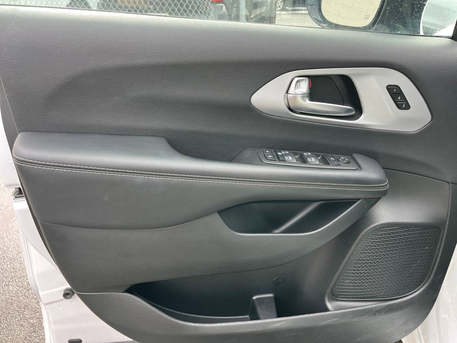 Thumbnail: 2025 Chrysler Pacifica - 18