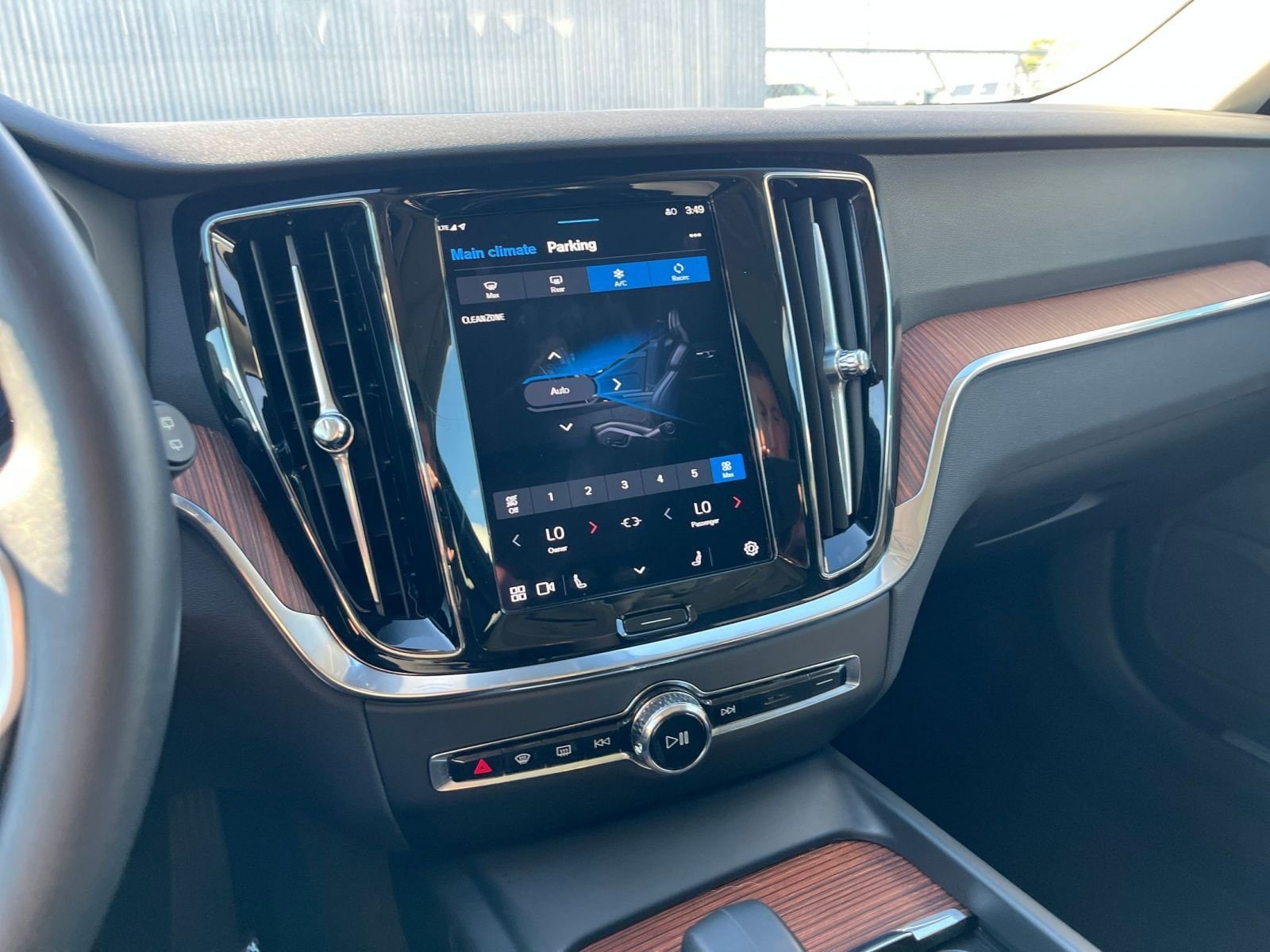 Thumbnail: 2025 Volvo S60 - 21