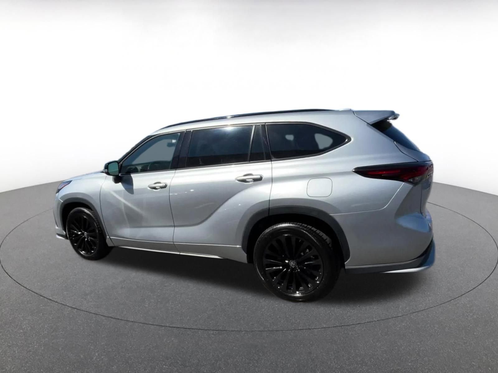 Thumbnail: 2024 Toyota Highlander - 9