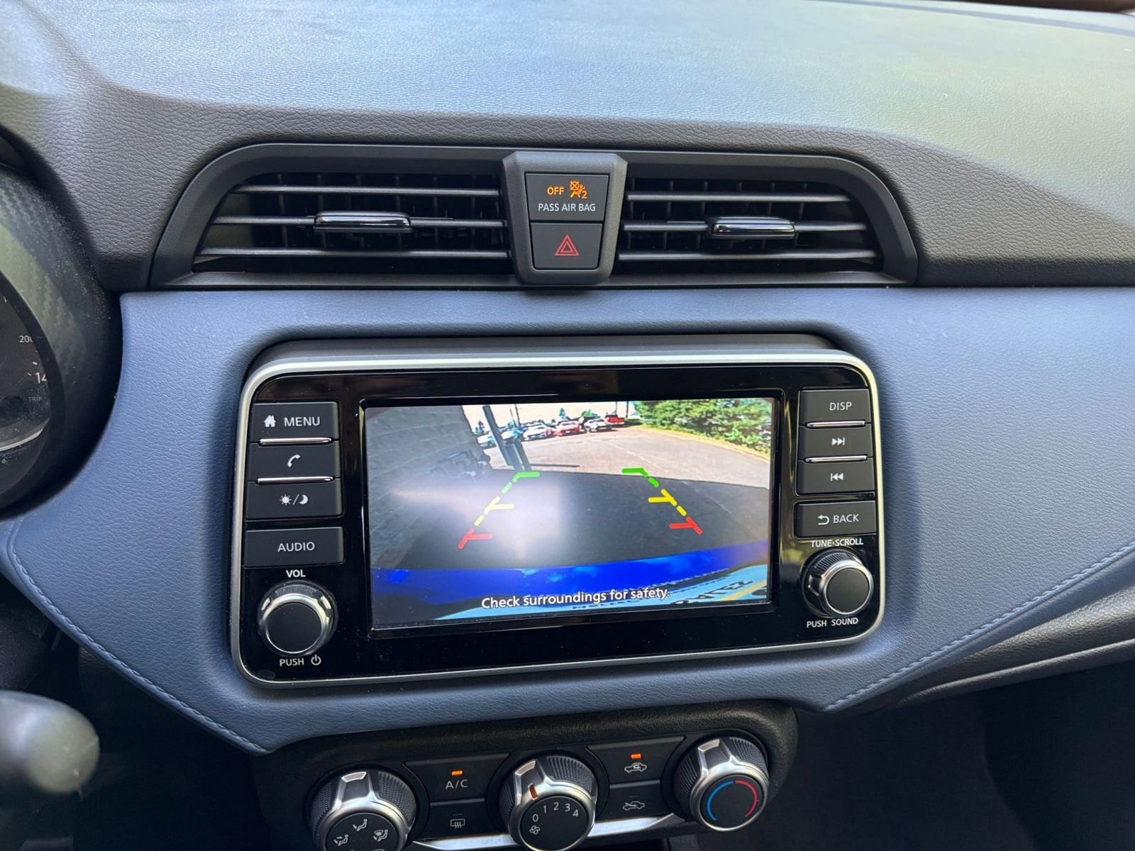 2023 Nissan Versa 1.6 SV 17