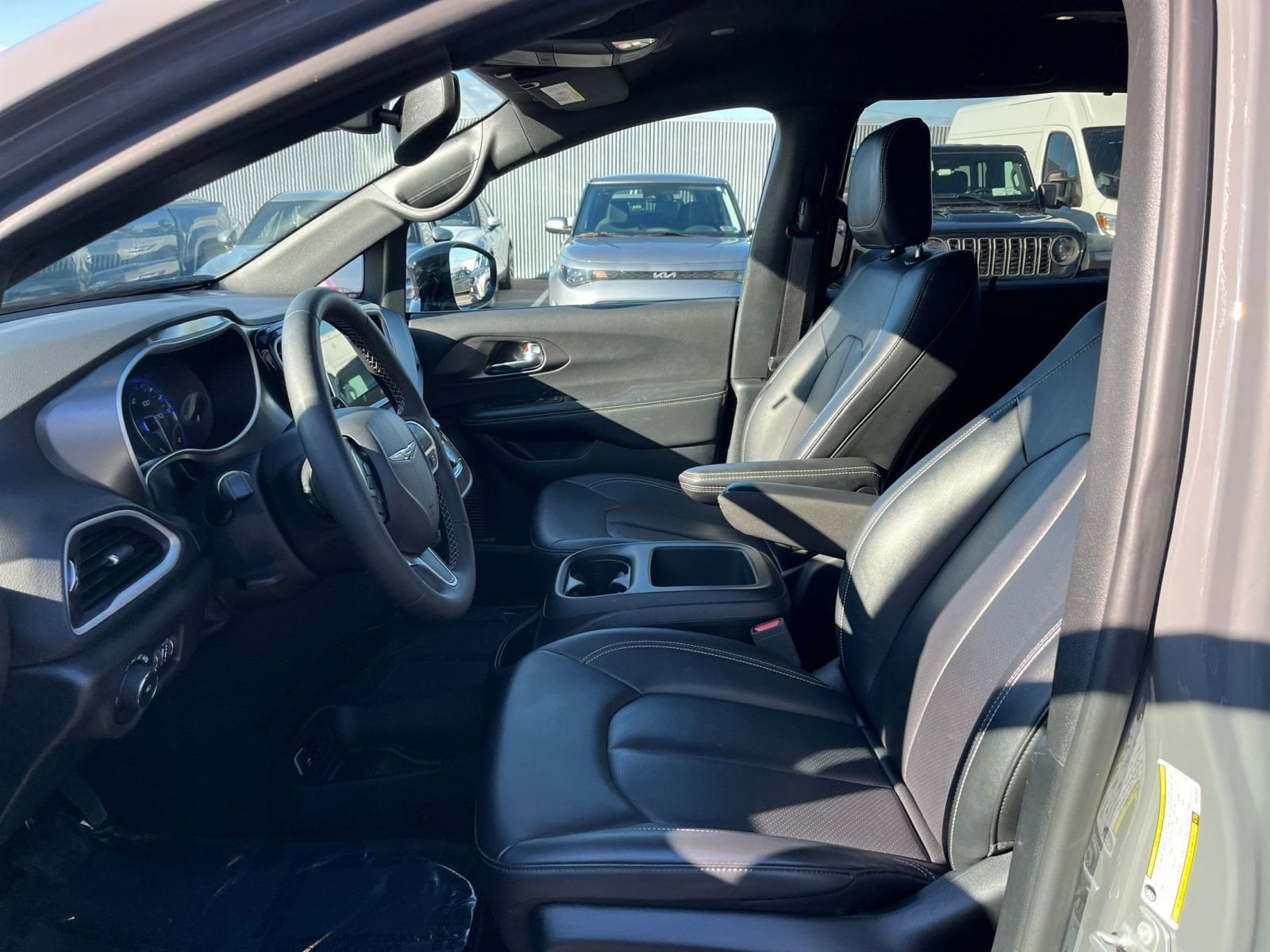 Thumbnail: 2025 Chrysler Pacifica - 27