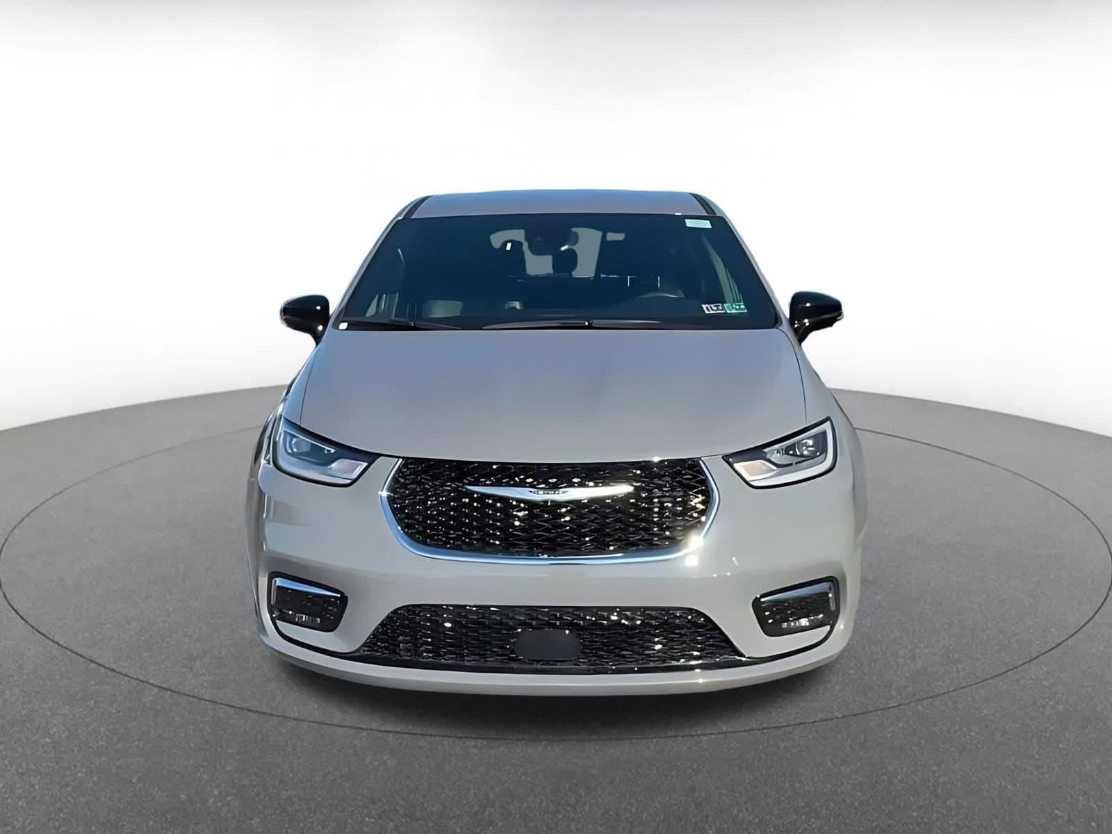 Thumbnail: 2025 Chrysler Pacifica - 4