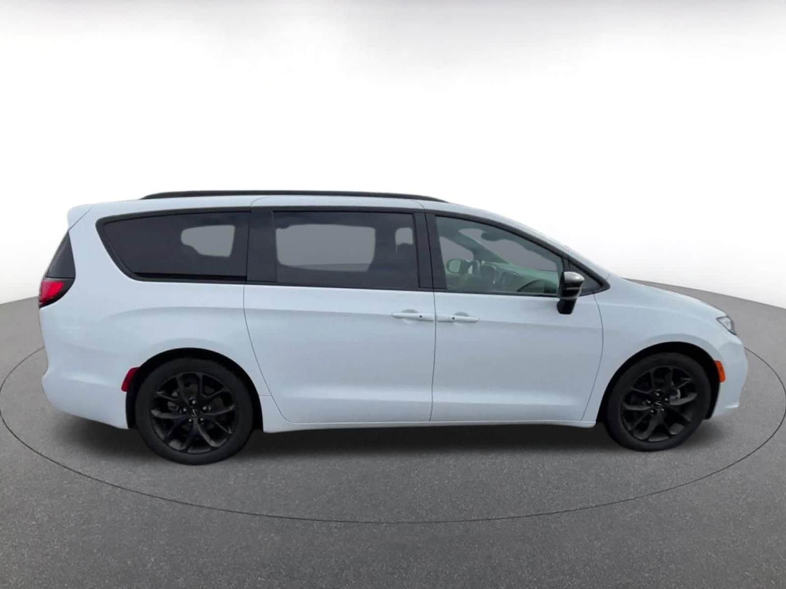 Thumbnail: 2025 Chrysler Pacifica - 16