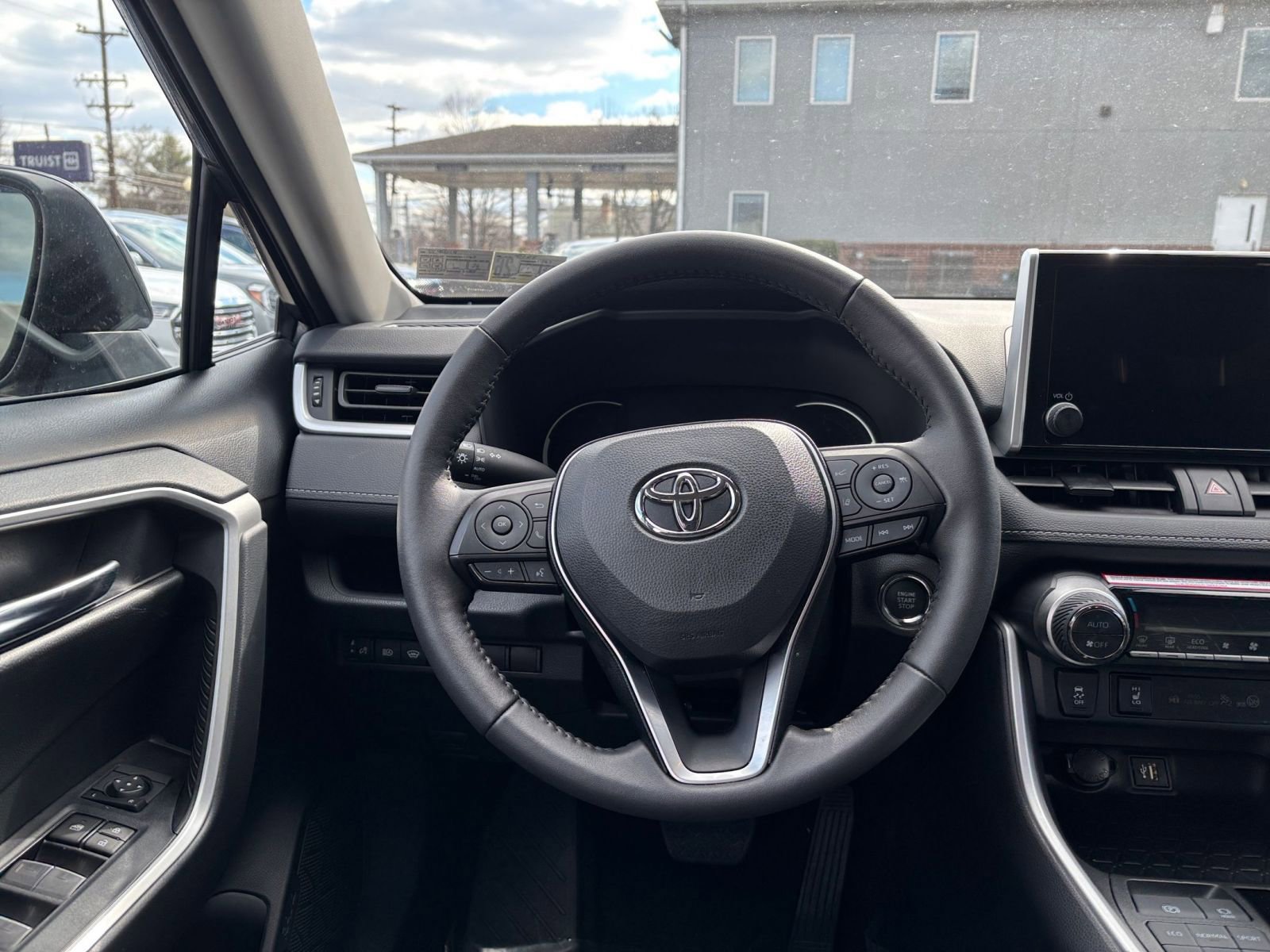 2024 Toyota RAV4 XLE 28