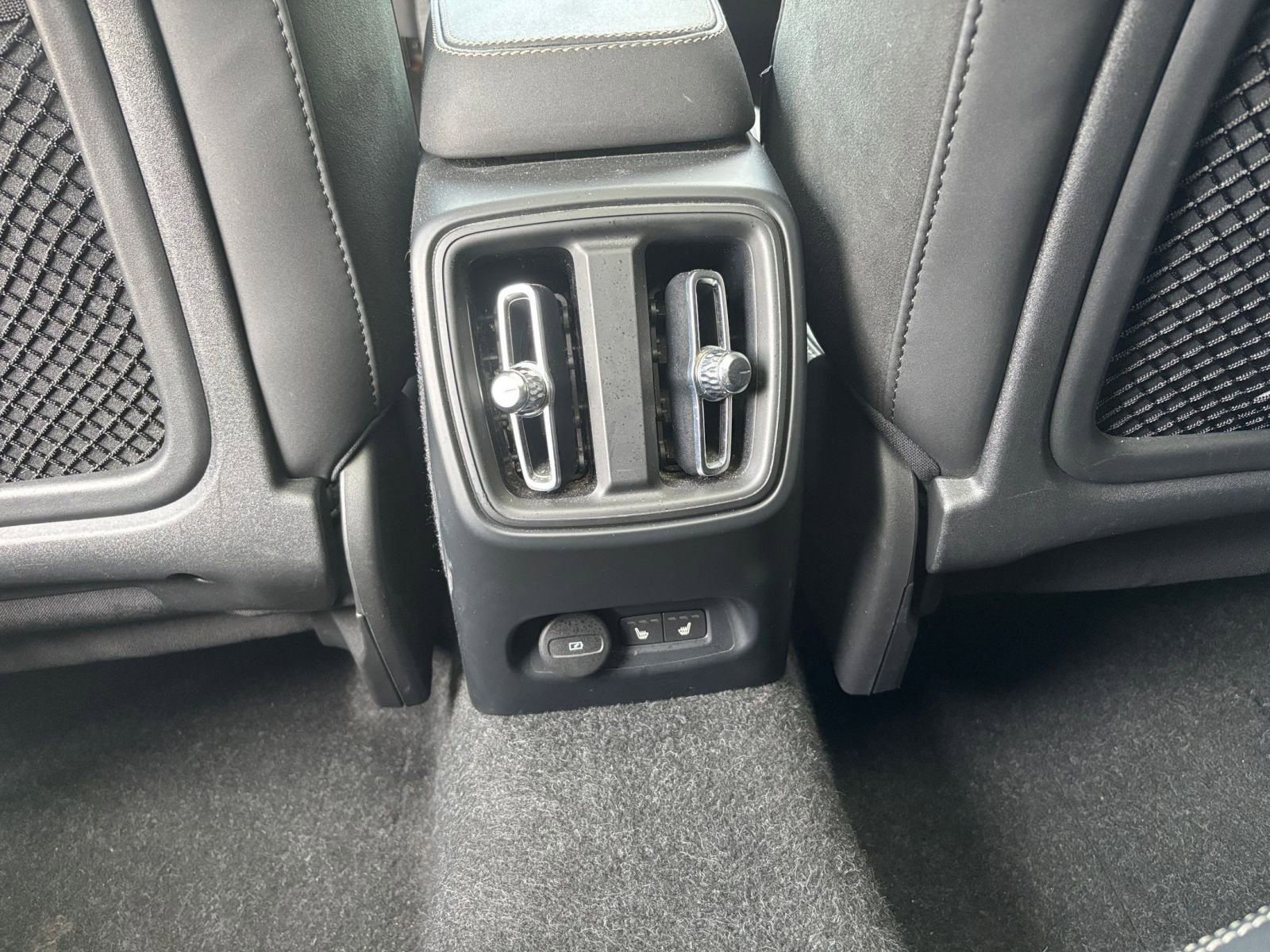 Thumbnail: 2023 Volvo C40 - 31