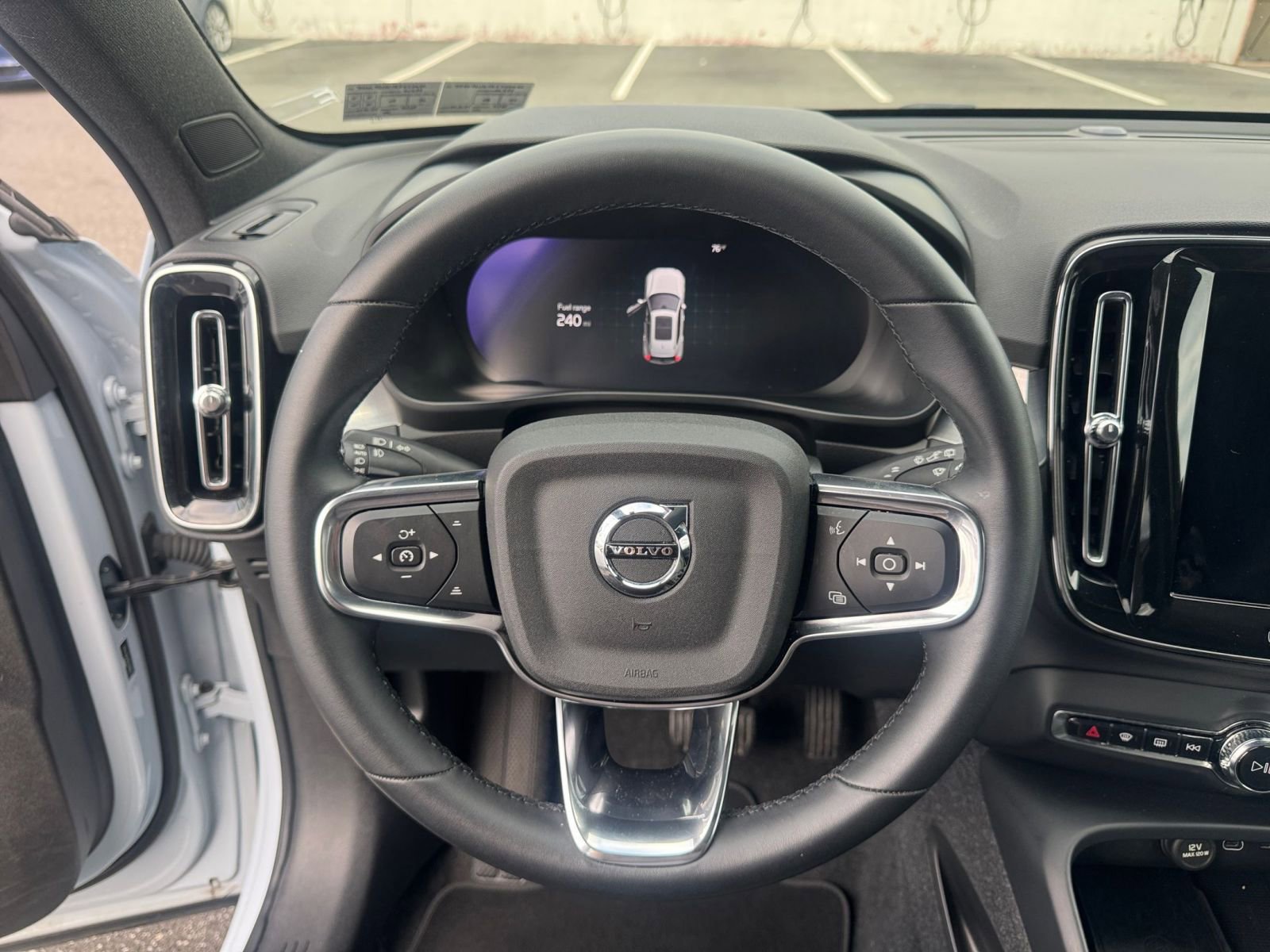Thumbnail: 2024 Volvo XC40 - 28