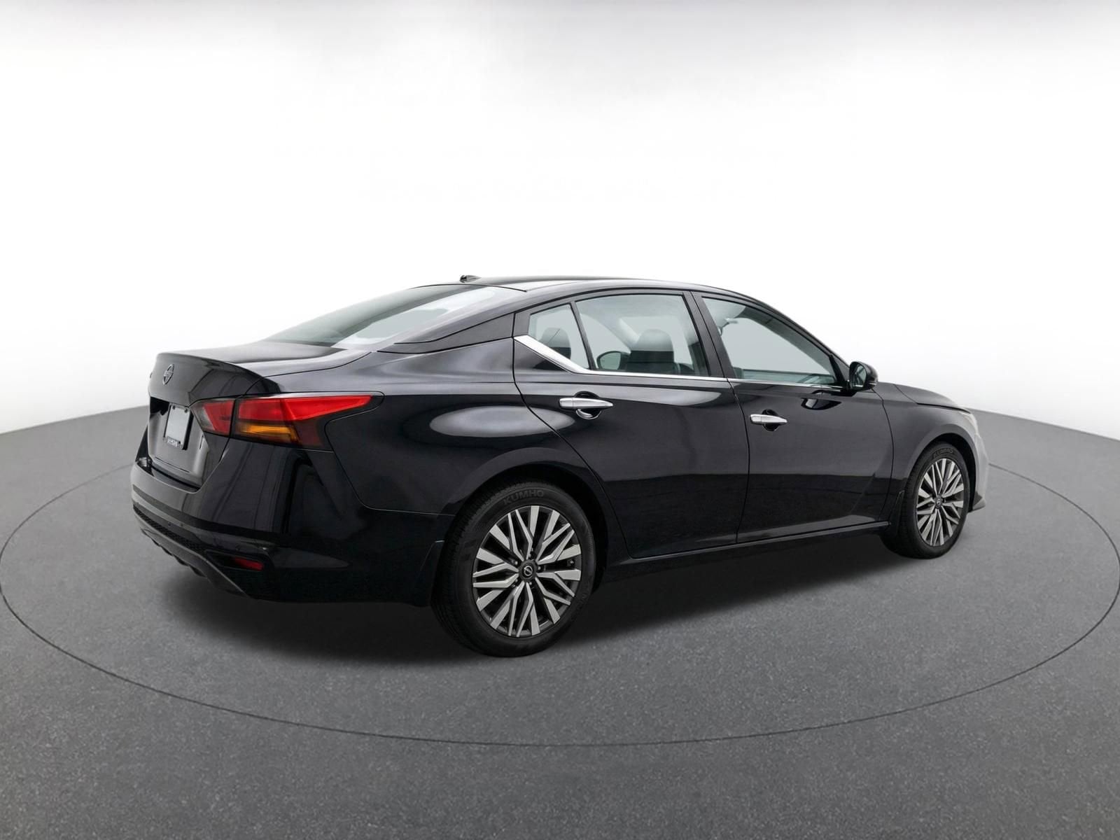 Thumbnail: 2025 Nissan Altima - 9