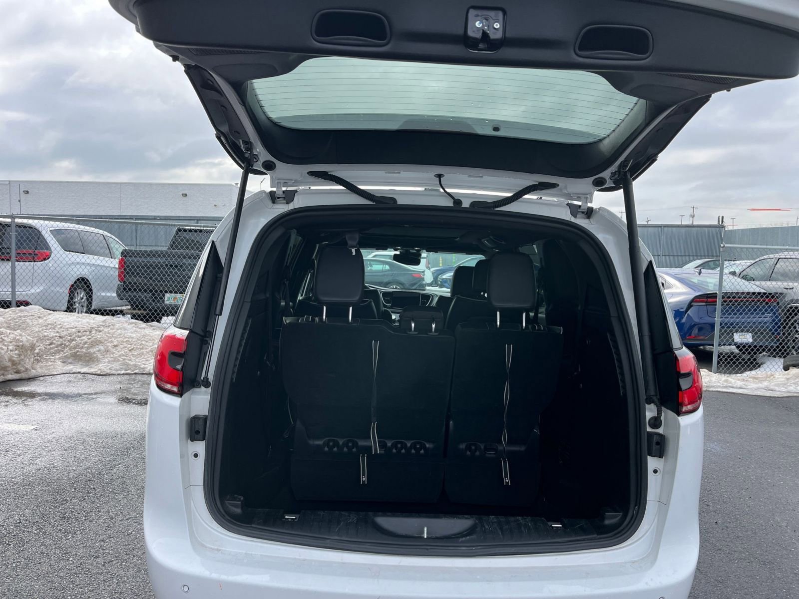 Thumbnail: 2025 Chrysler Pacifica - 34