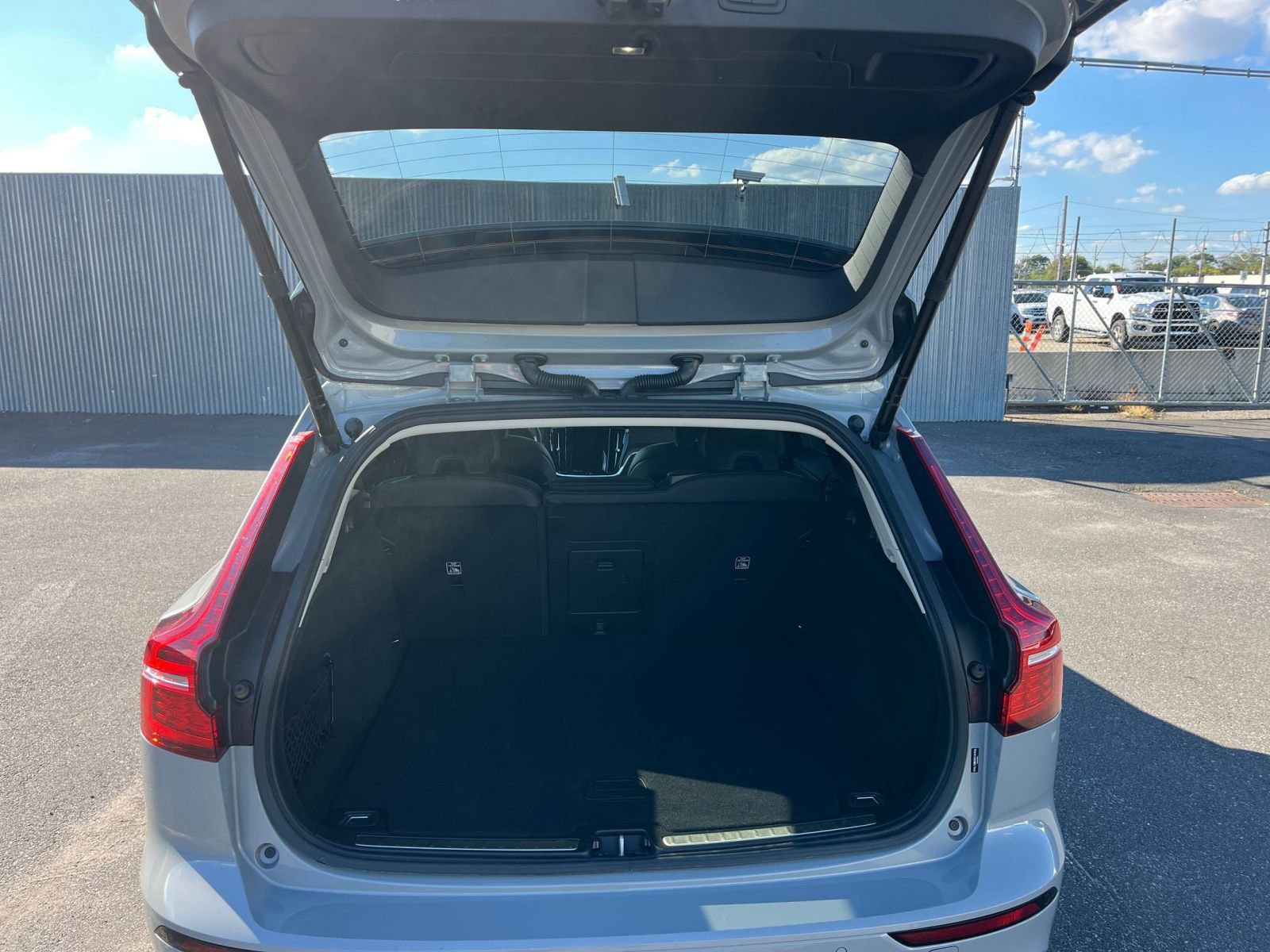 Thumbnail: 2025 Volvo S60 - 31