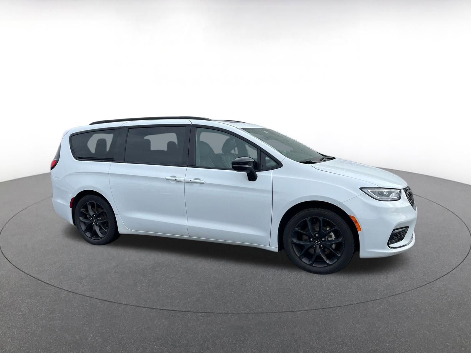 Thumbnail: 2025 Chrysler Pacifica - 1