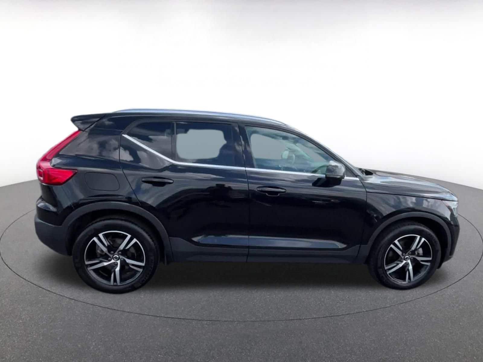 Thumbnail: 2024 Volvo XC40 - 16