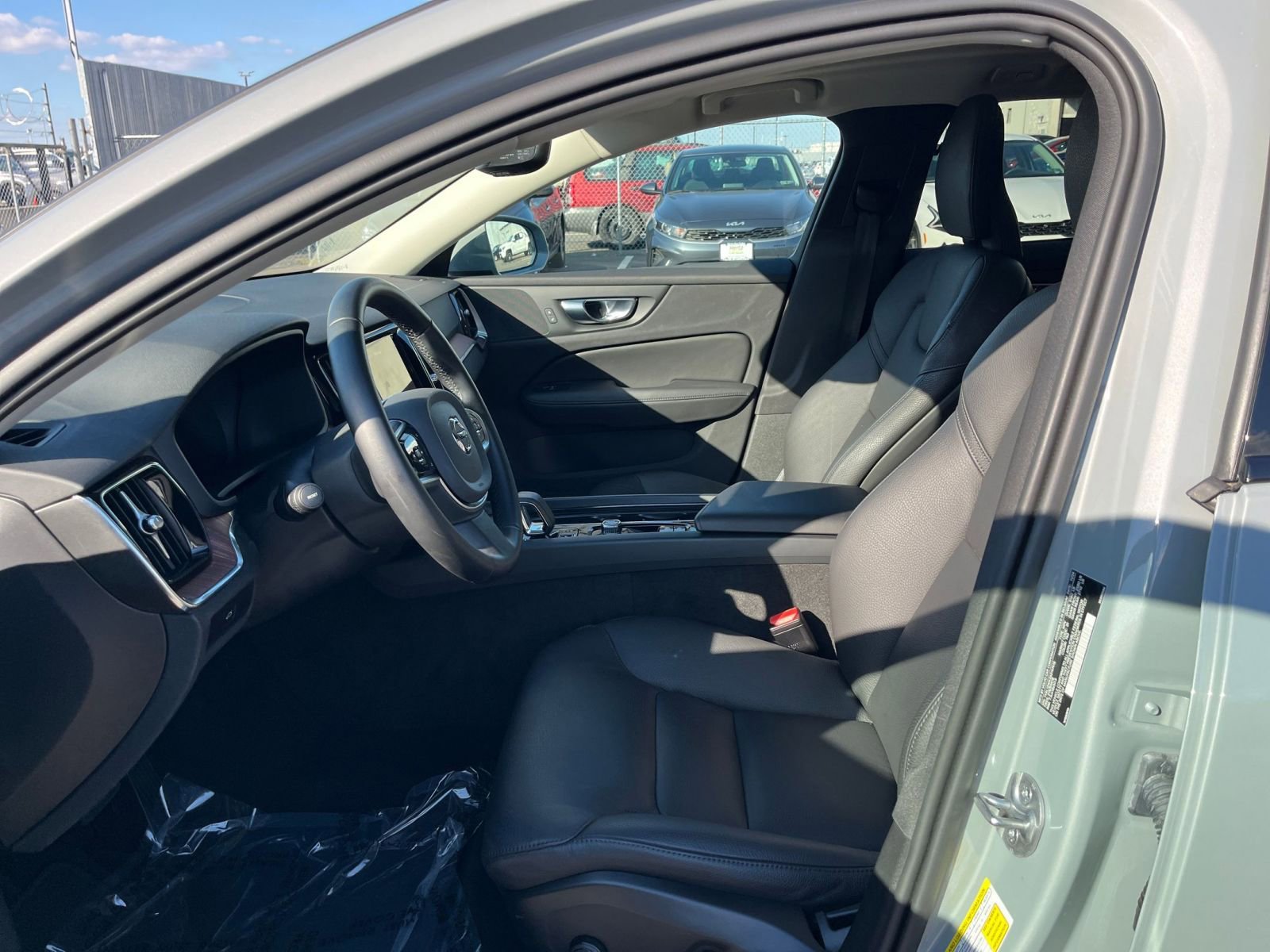 Thumbnail: 2025 Volvo S60 - 27