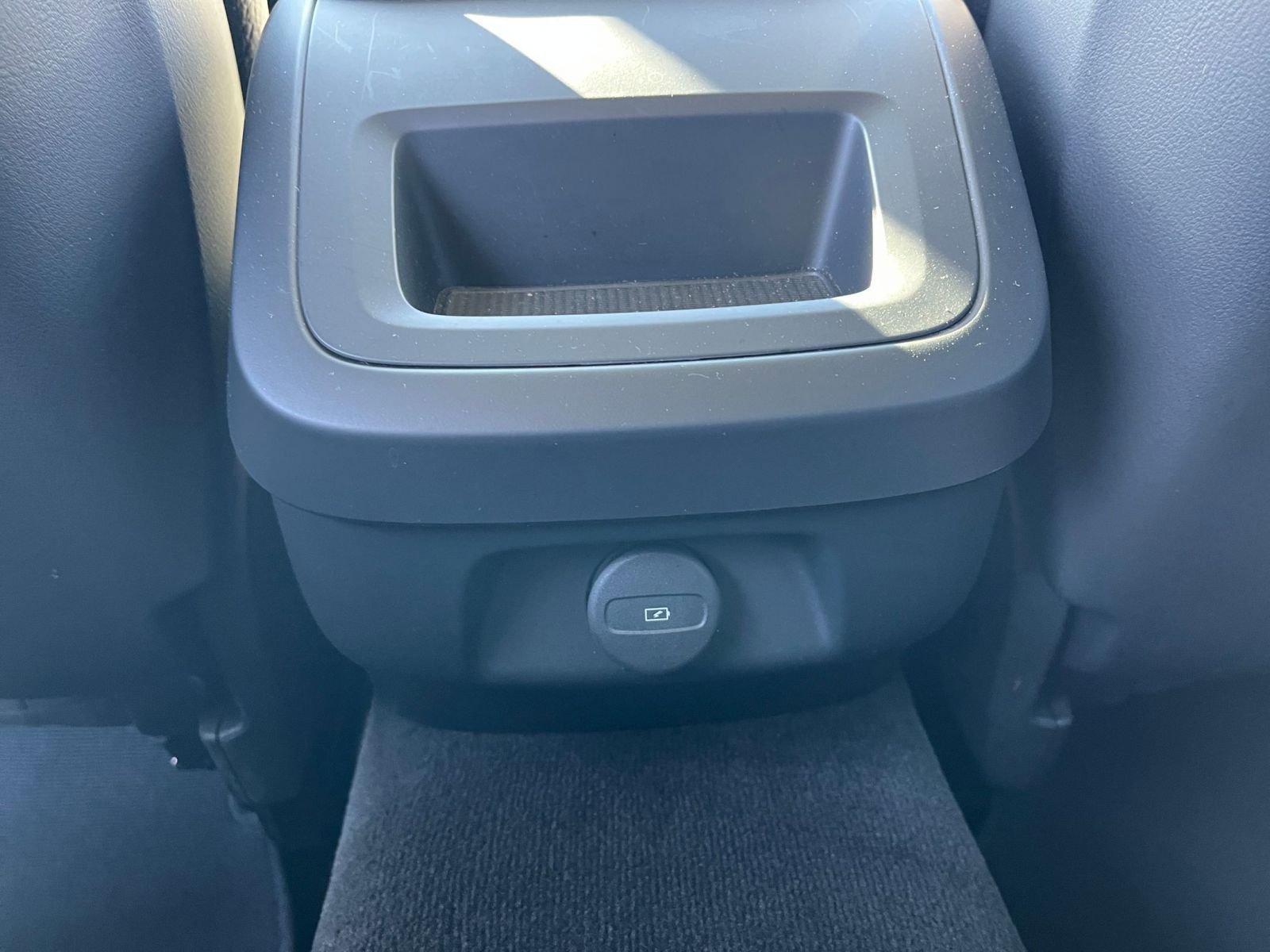 Thumbnail: 2025 Volvo S60 - 24