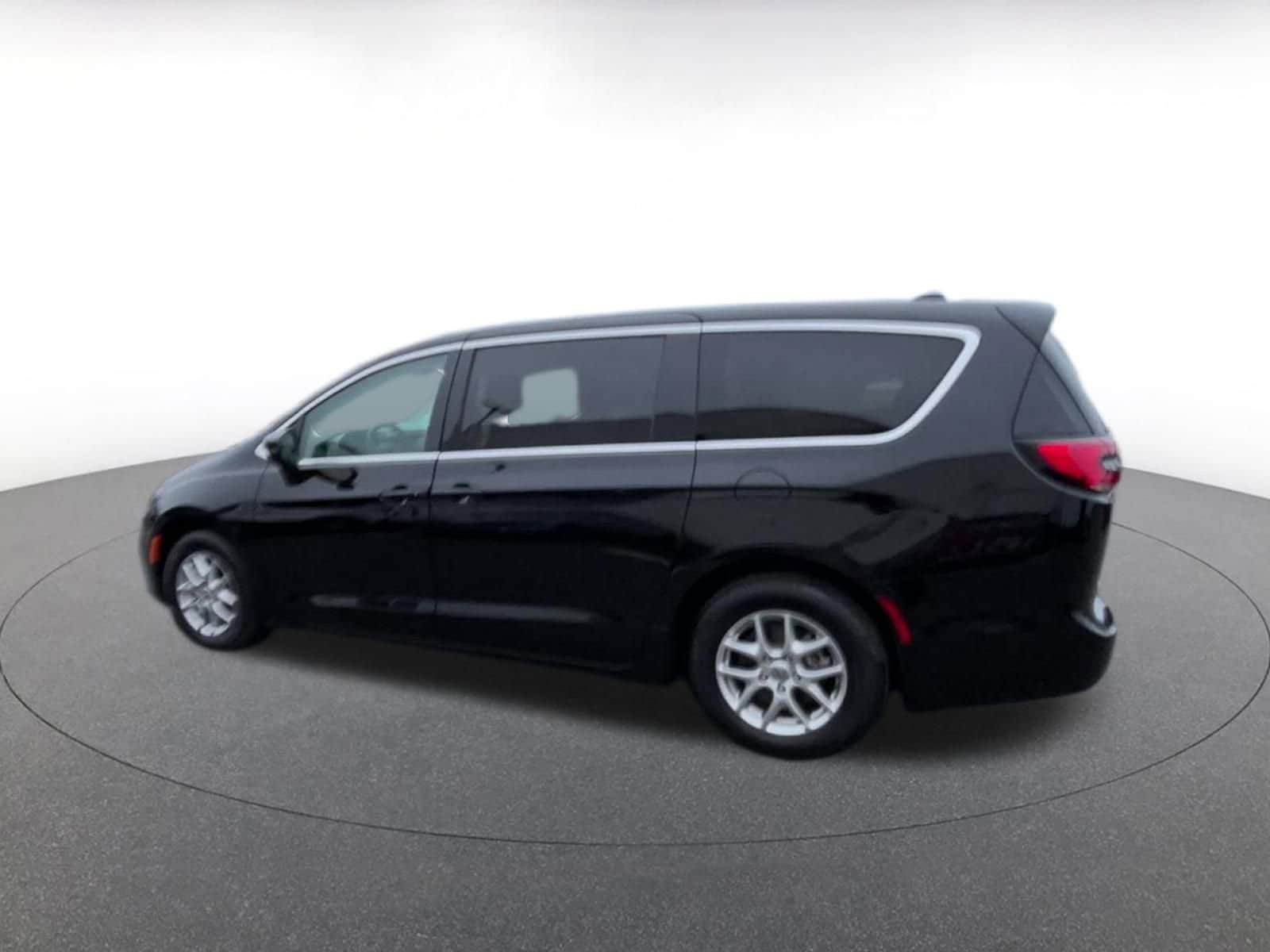 Thumbnail: 2024 Chrysler Pacifica - 10