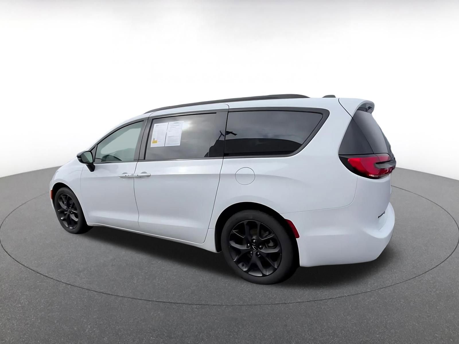 Thumbnail: 2025 Chrysler Pacifica - 10