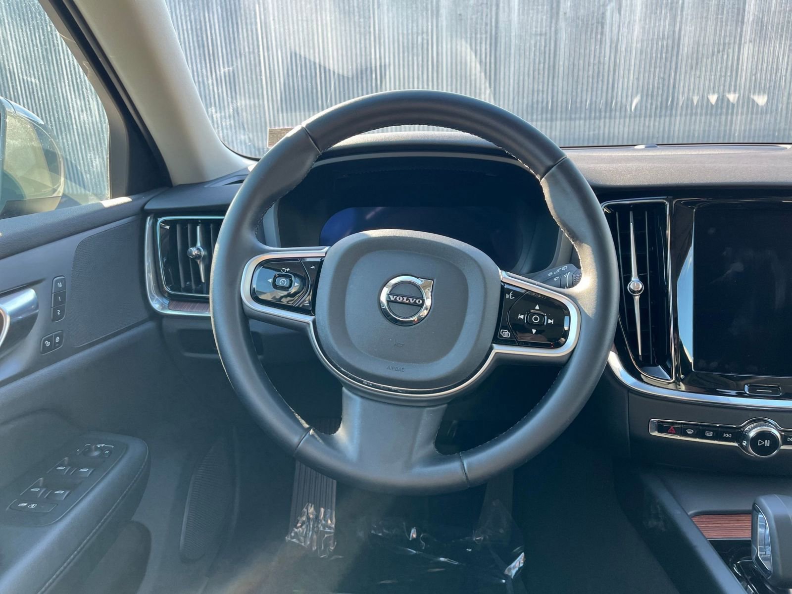 Thumbnail: 2025 Volvo S60 - 28